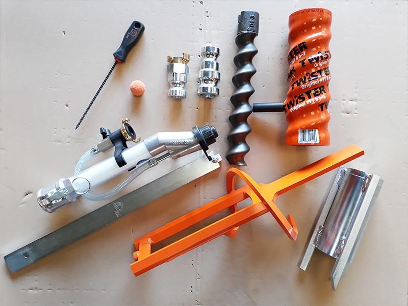 Ein Haufen Werkzeuge auf einem Tisch, darunter ein Schraubenzieher