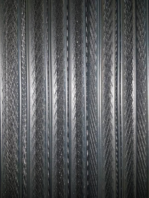 Eine Nahaufnahme eines Metallzauns mit einem Muster darauf.