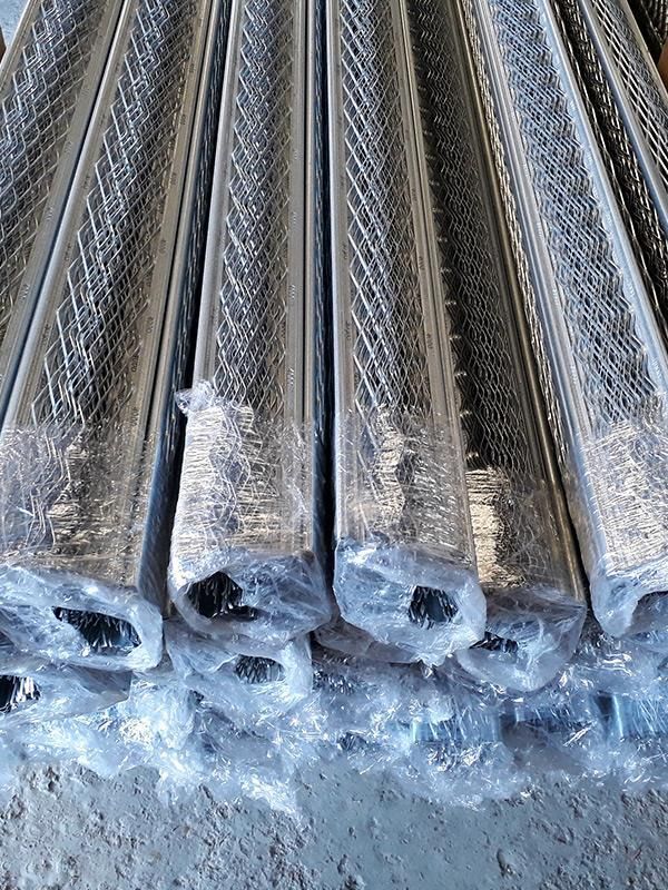 Ein Bündel übereinander gestapelter Metallrohre in Plastikfolie.