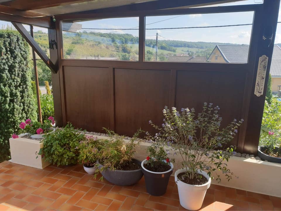 Photo d'un mur vitré sur une terrasse