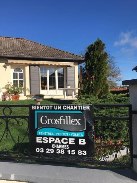 Photo d'une maison avec une pancarte Grosfillex