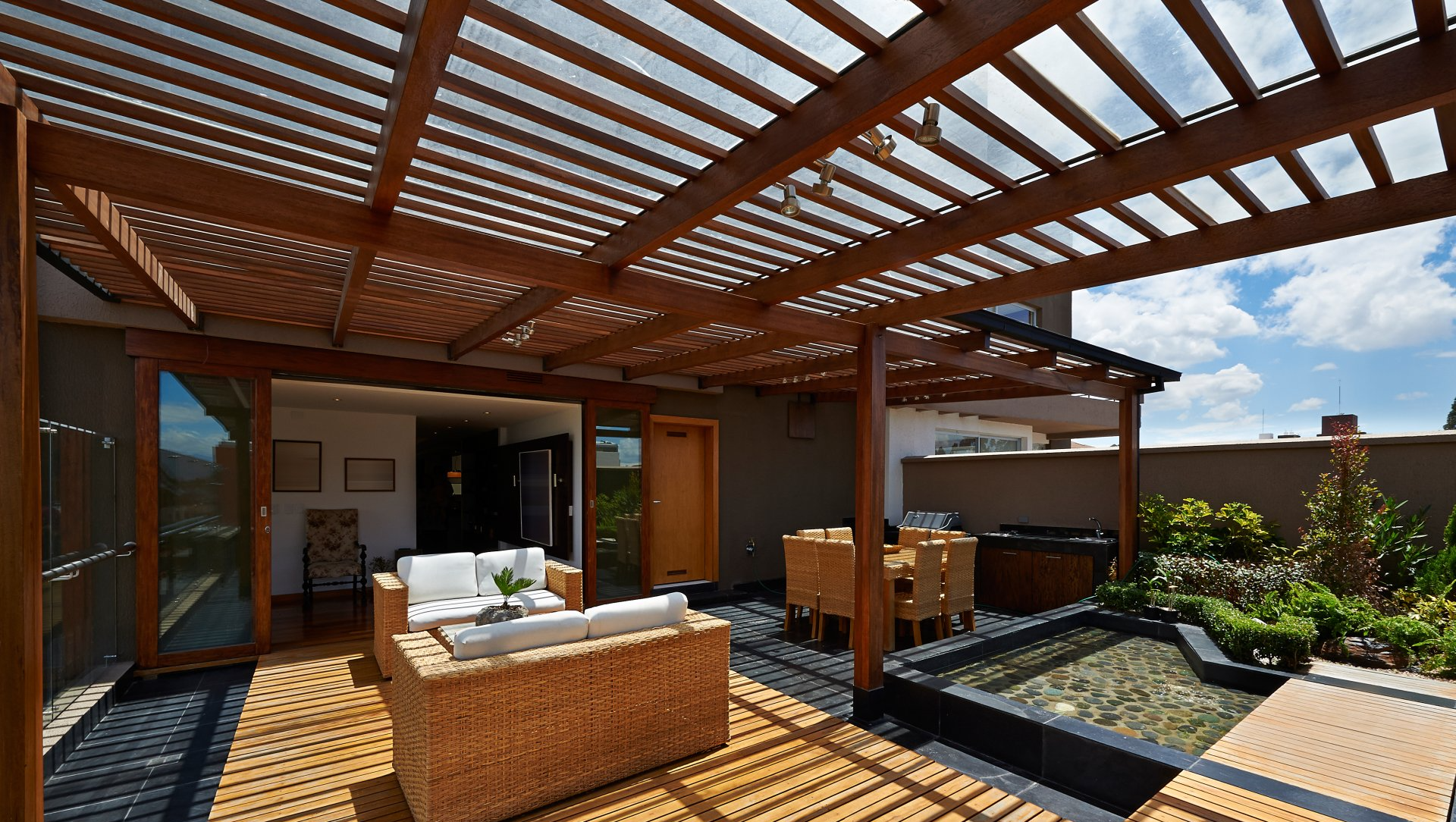 Photo d'une terrasse couverte par un pergola en bois