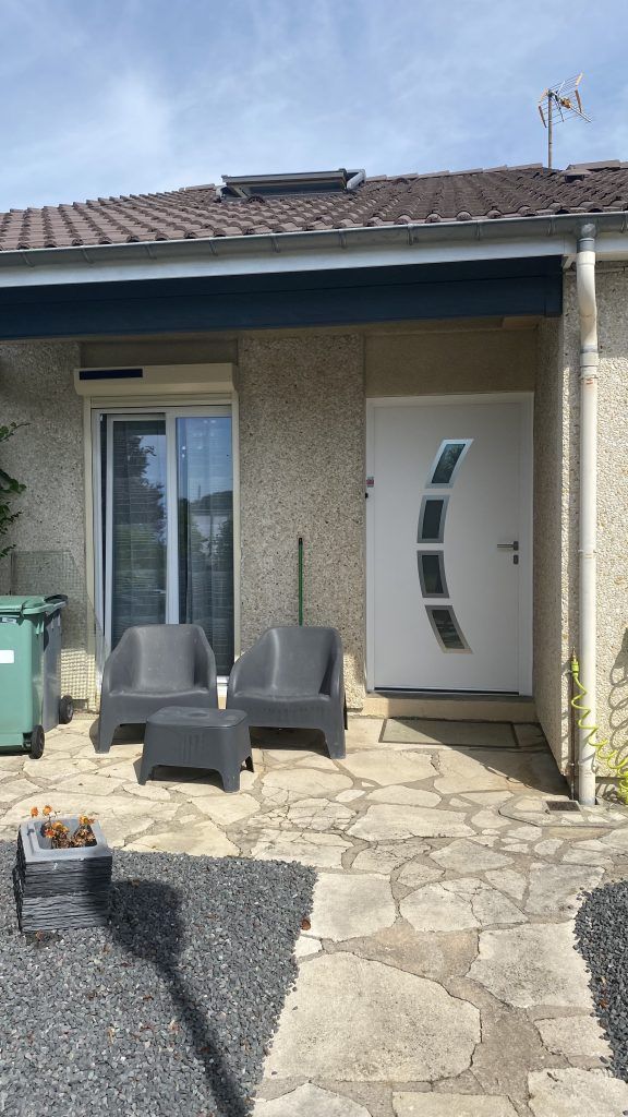 Photo d'une porte d'entrée et d'une baie vitrée neuves