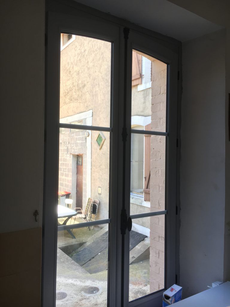 Photo d'une porte-fenêtre neuve dans un intérieur