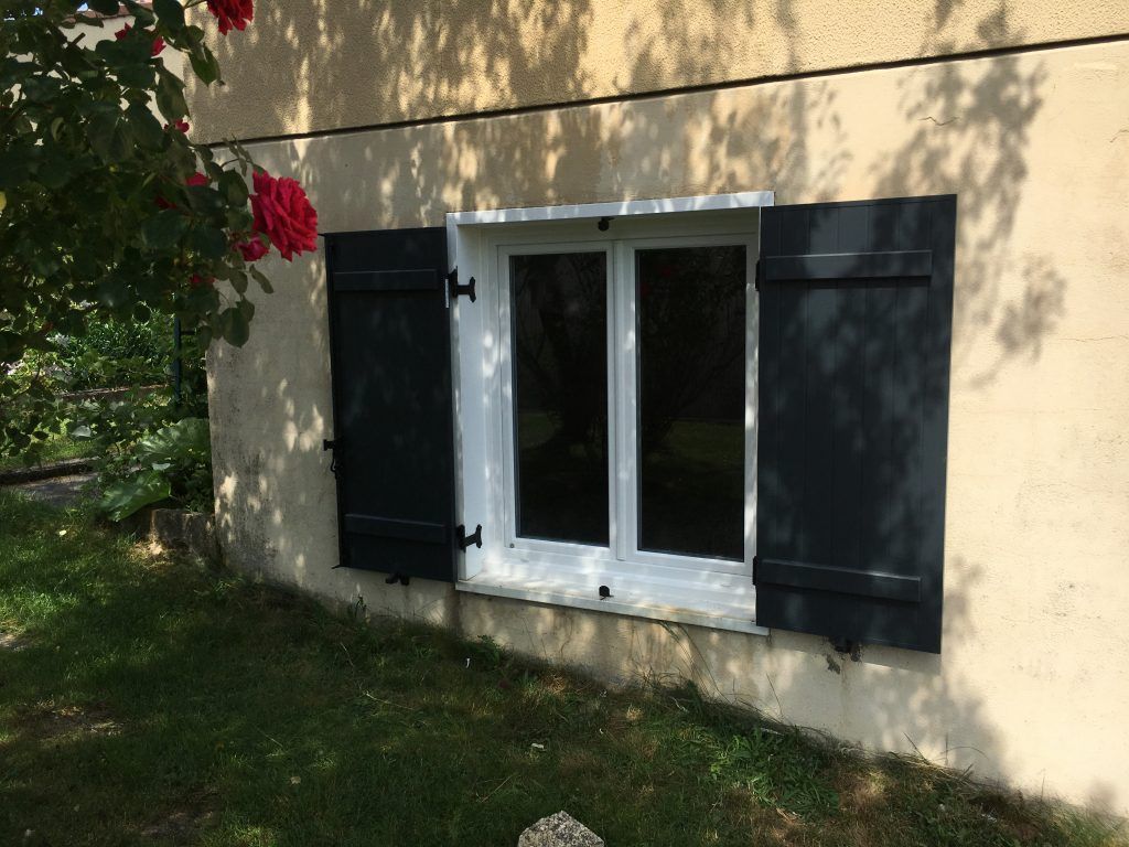 Photo de volets battants neufs gris foncé