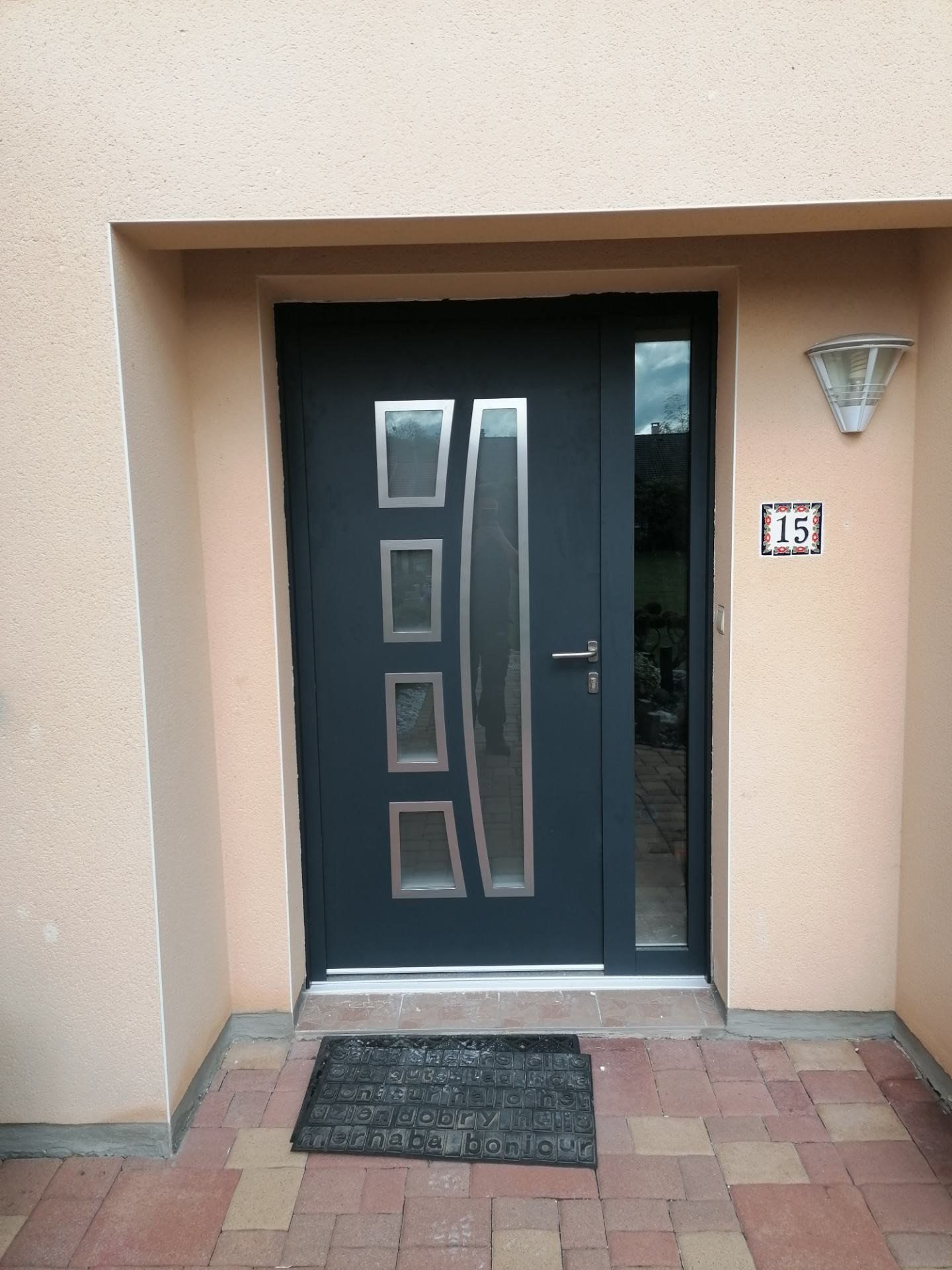 Photo d'une porte grise neuve