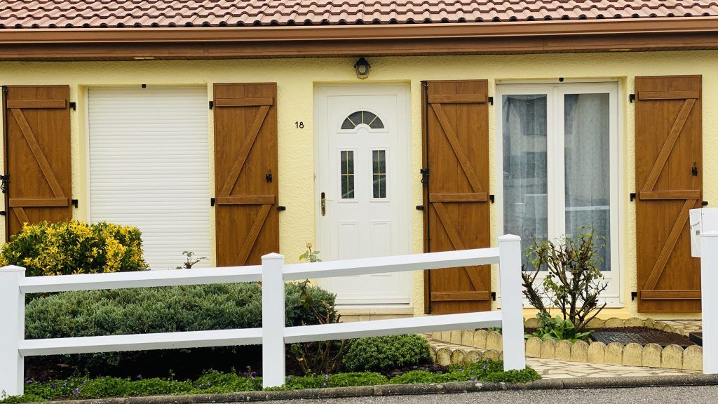 Photo de volets battants neufs en bois