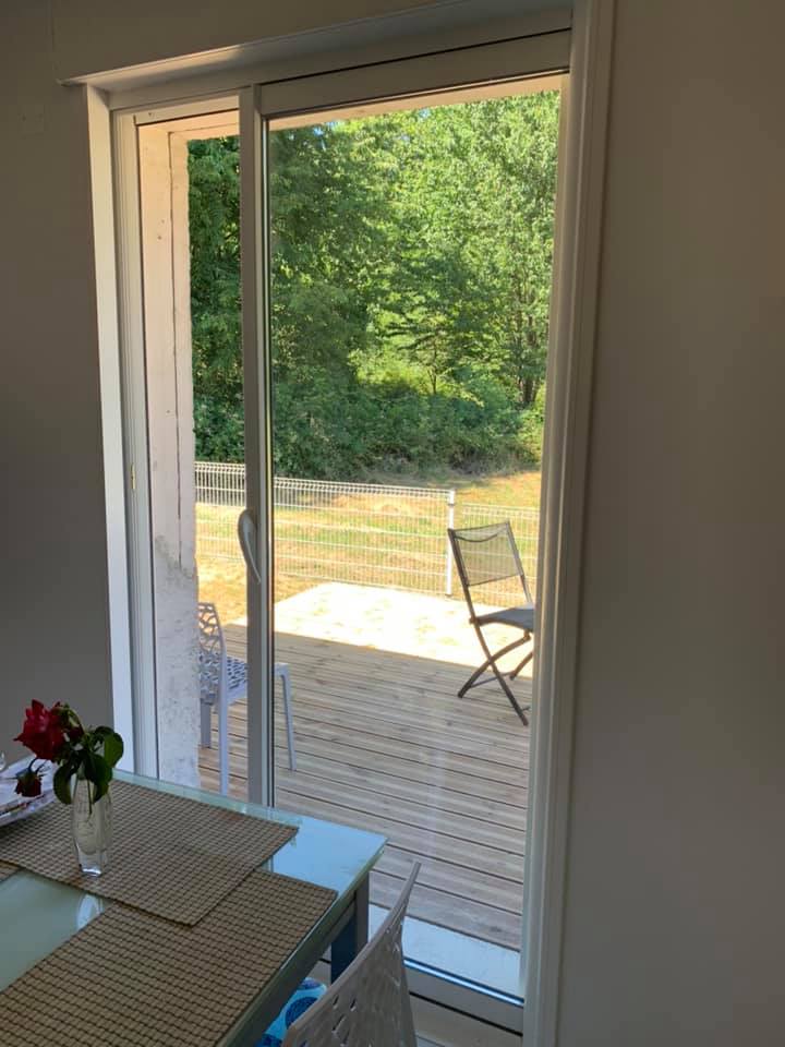 Photo d'une porte-fenêtre neuve vue de l'intérieur