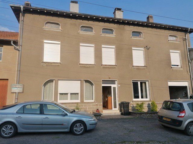 Photo d'une façade de maison grise avec fenêtres neuves blanches