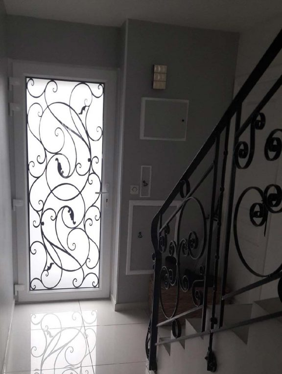 Vue intérieure d'une porte d'entrée et d'un escalier