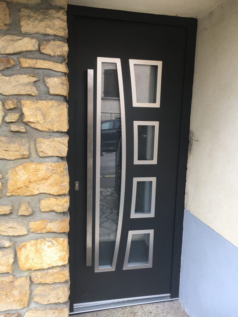 Photo d'une porte d'entrée neuve bleue foncée