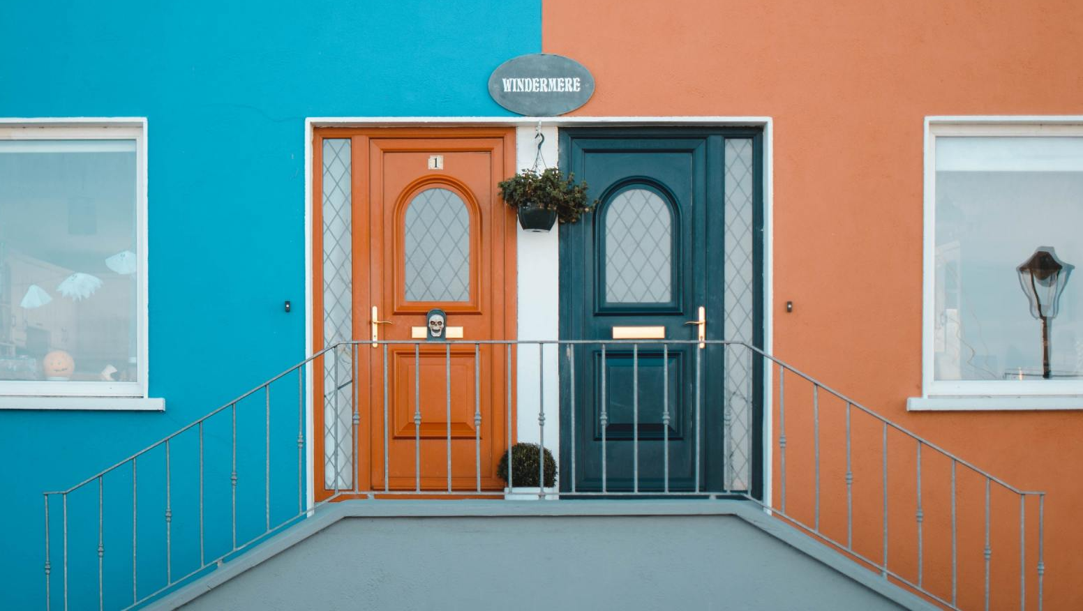 Photo de deux portes, une orange et l'autre bleue
