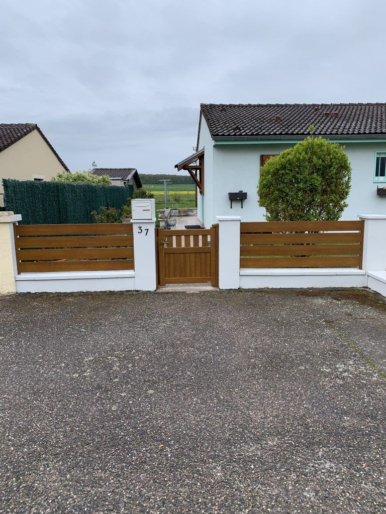 Photo d'une clôture et d'un portail couleur bois