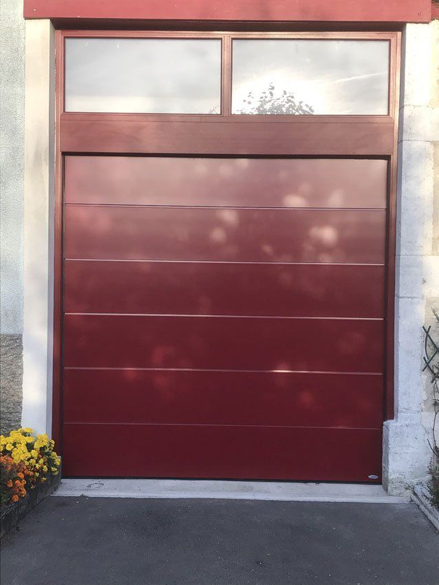 Photo d'une porte de garage à enroulement rouge