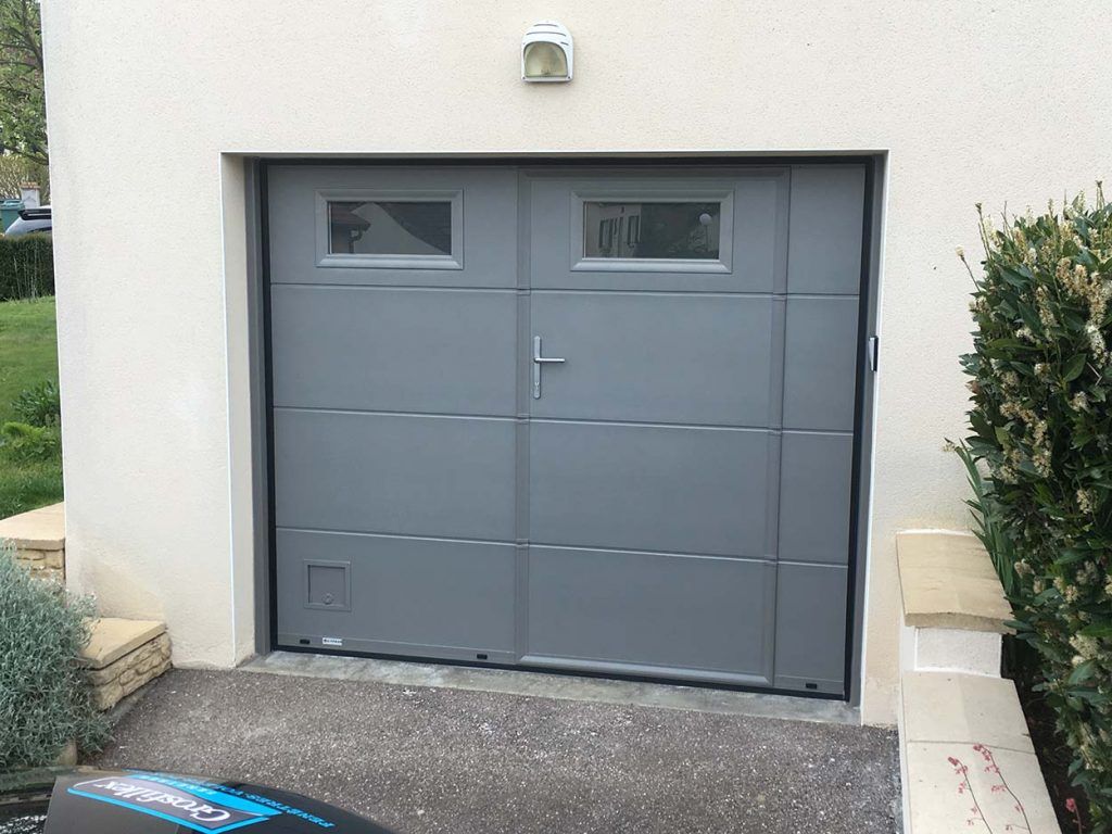 Photo d'une porte de garage gris anthracite