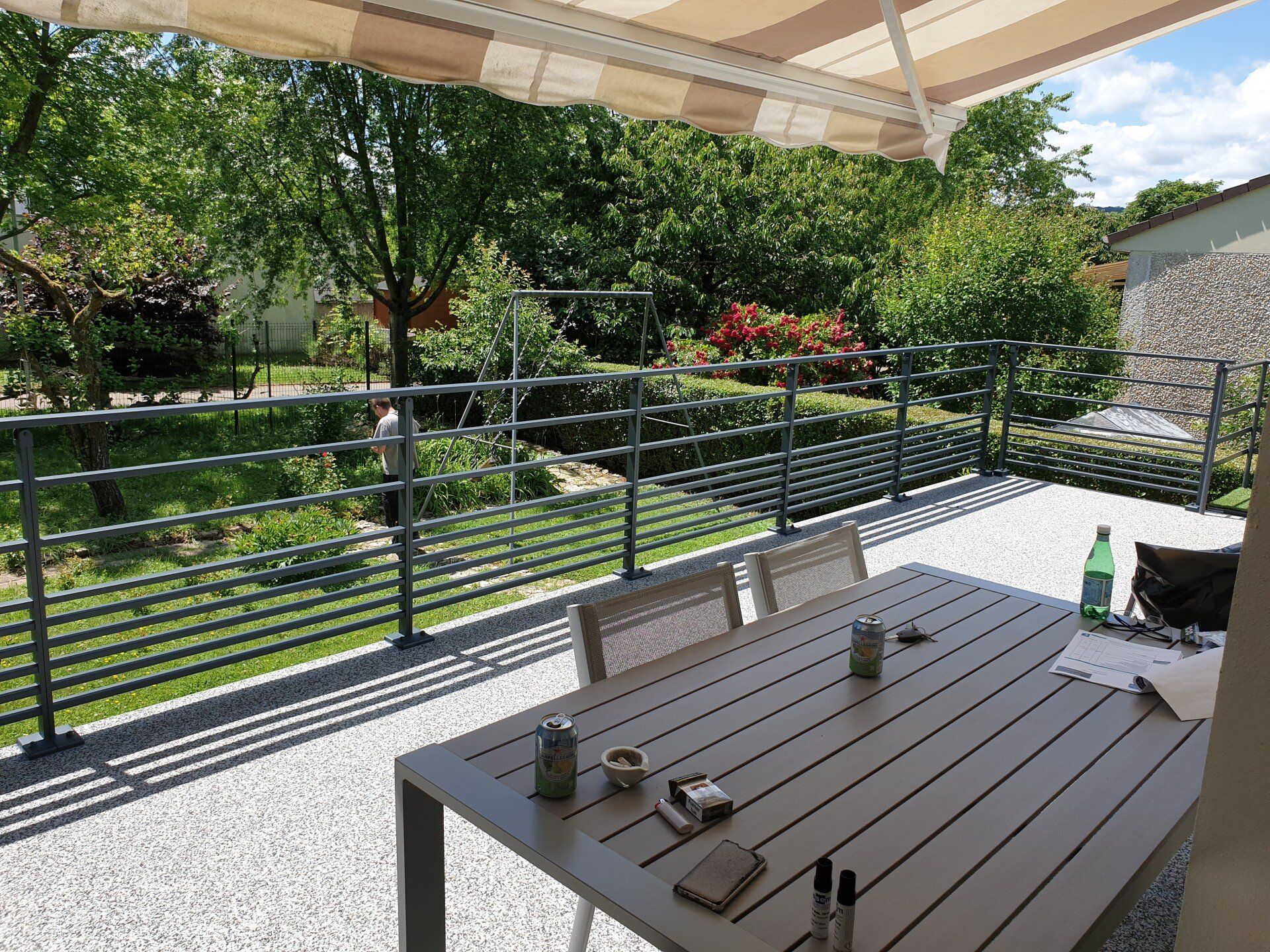 Photo d'une terrasse avec un store déroulé
