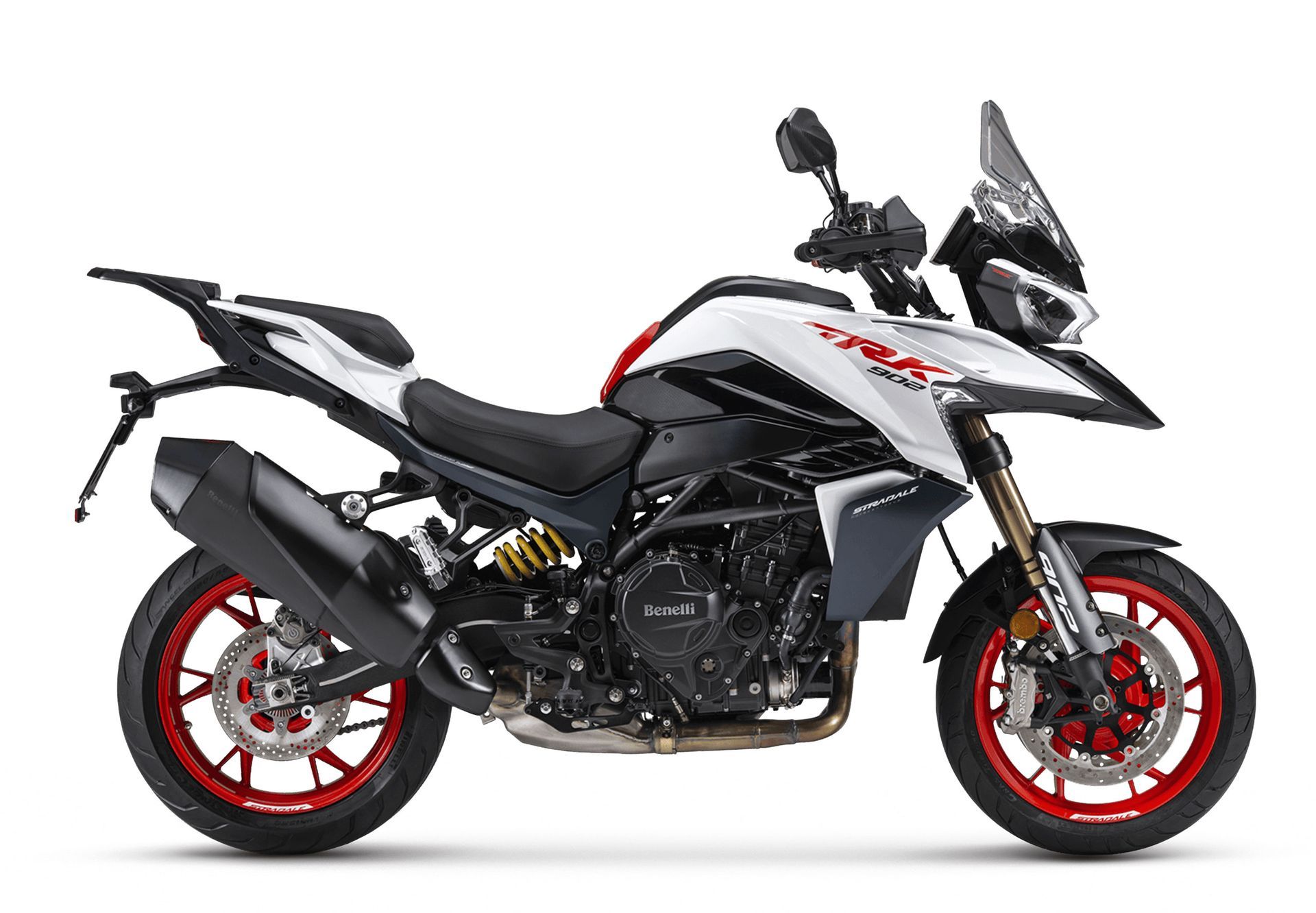Moto d'aventure trail Benelli TRK 902 Stradale blanche et noire avec des touches de rouge sur fond blanc.