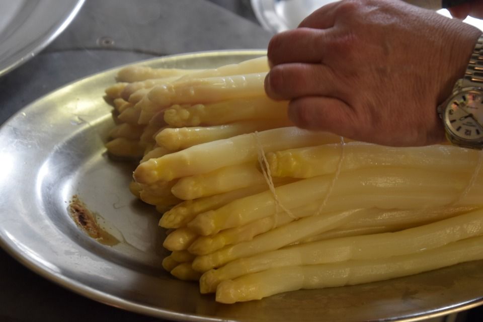 Spargel werden vorbereitet, Foto vom Restaurant, Inh. Fisler