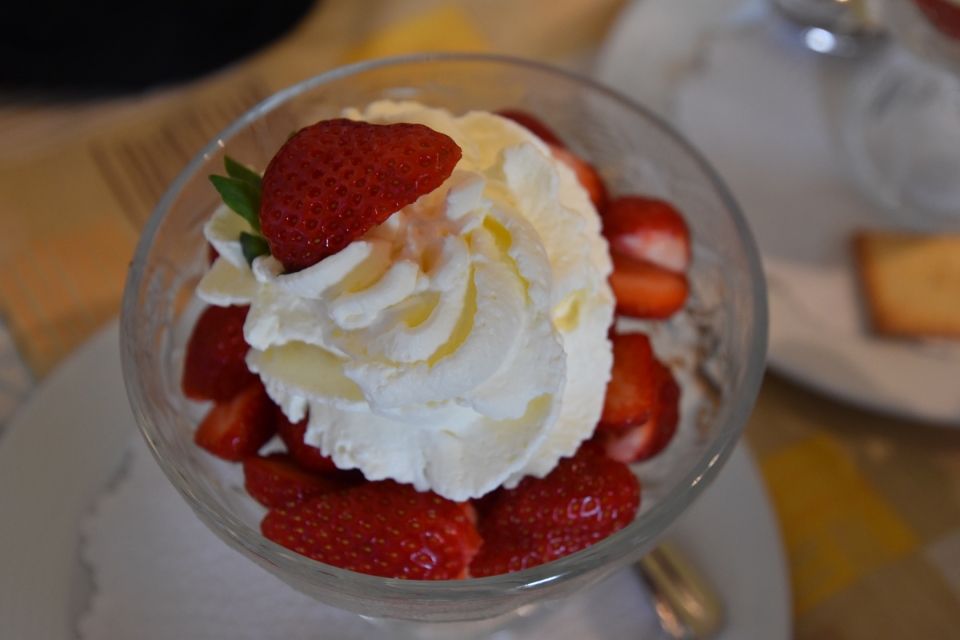 Dessert mit Erdbeeren vom Restaurant, Inh. Fisler