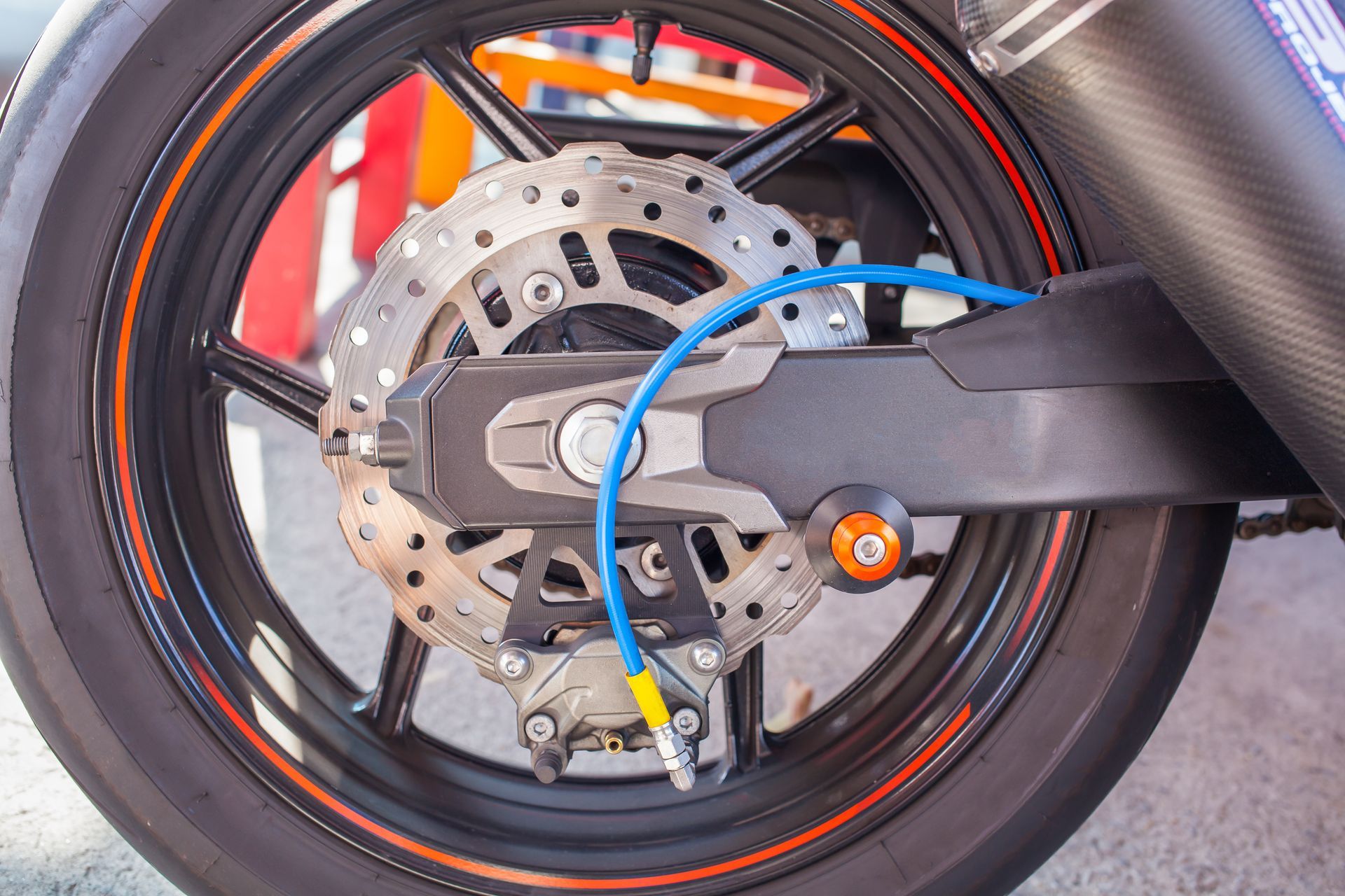 Jante de moto rénovée et peinte en noir et orange