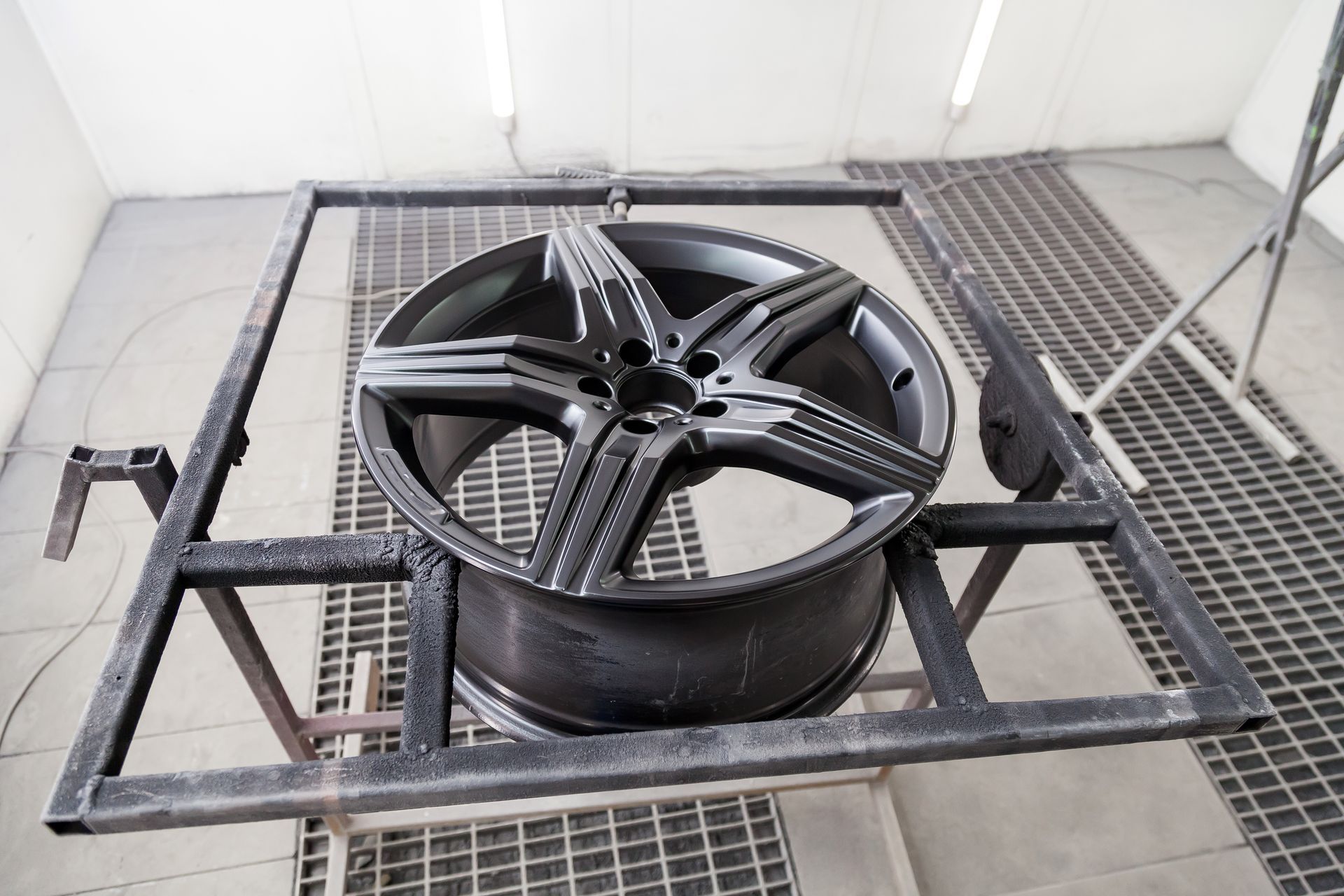 Peinture époxy noire sur une jante en train de sécher