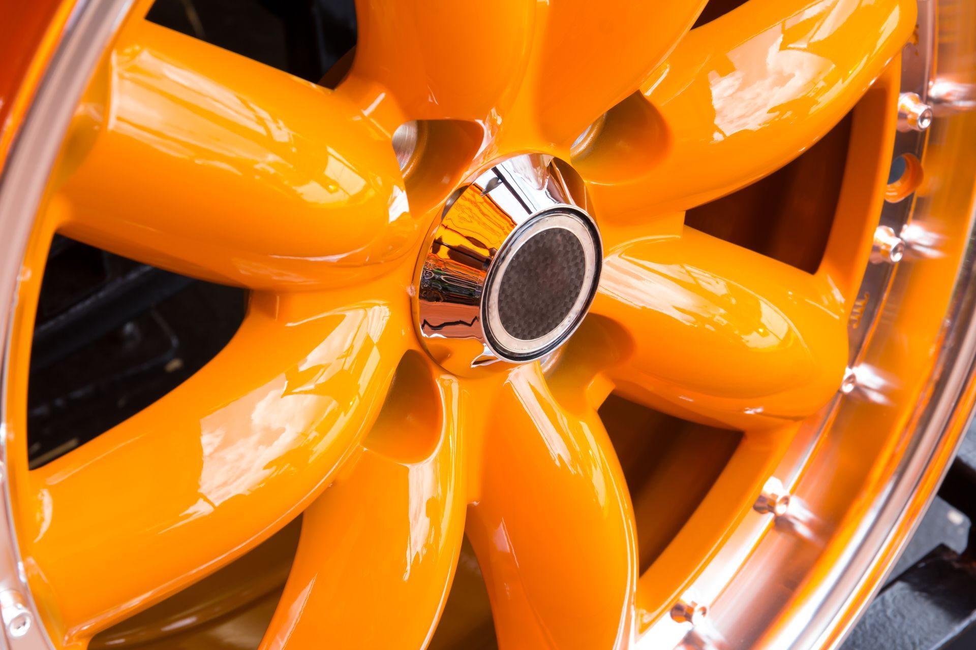 Thermolaquage orange d'une jante