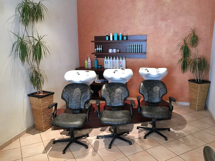 Coupes personnalisées par les artisans coiffeurs Vagues et Couleurs Coupes personnalisées par les artisans coiffeurs Vagues et Couleurs