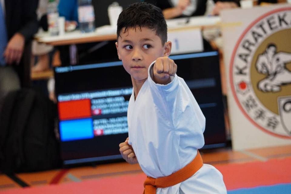 Junge beim Karateunterricht
