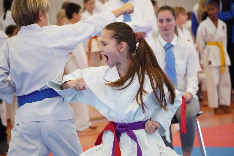 Mädchen bei Karatekurs für Kinder