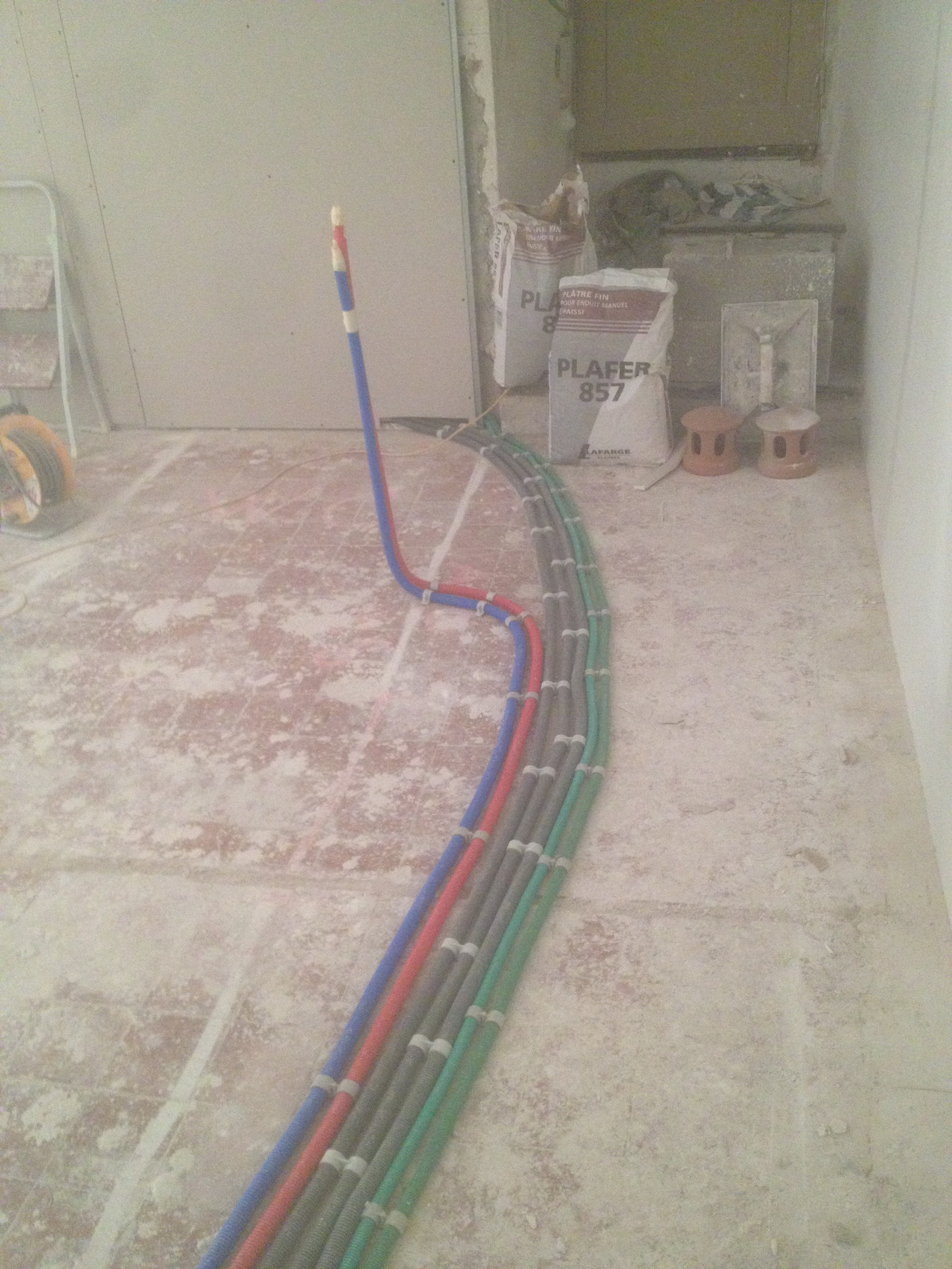 Un tas de tuyaux sont posés sur le sol dans une pièce.