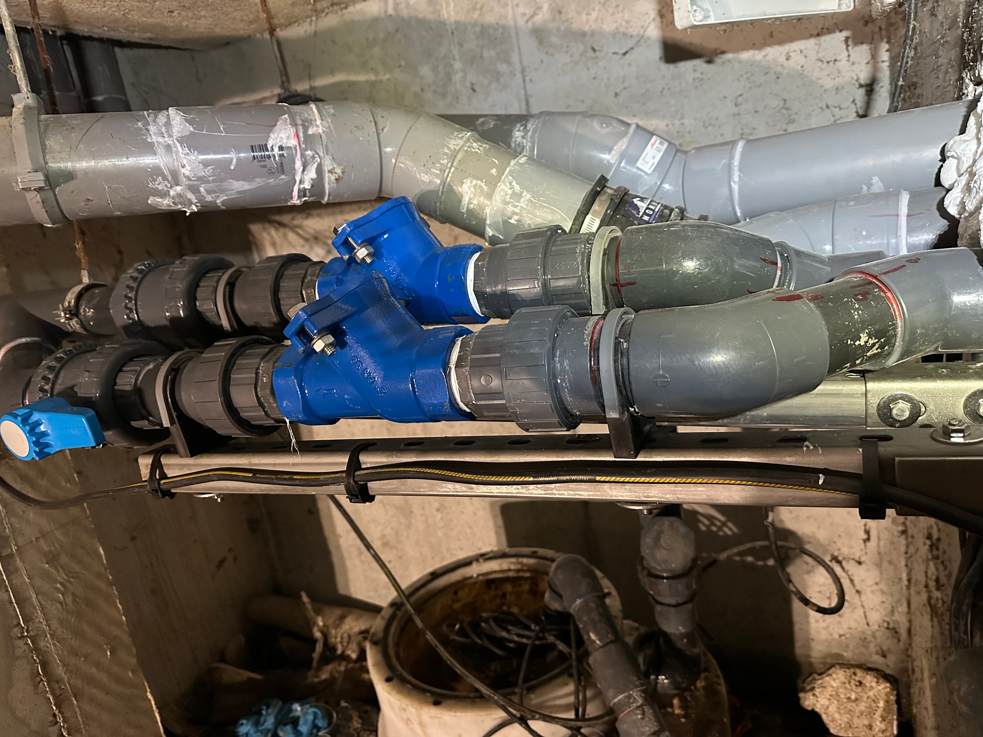 Un tas de tuyaux sont reliés les uns aux autres dans une pièce.