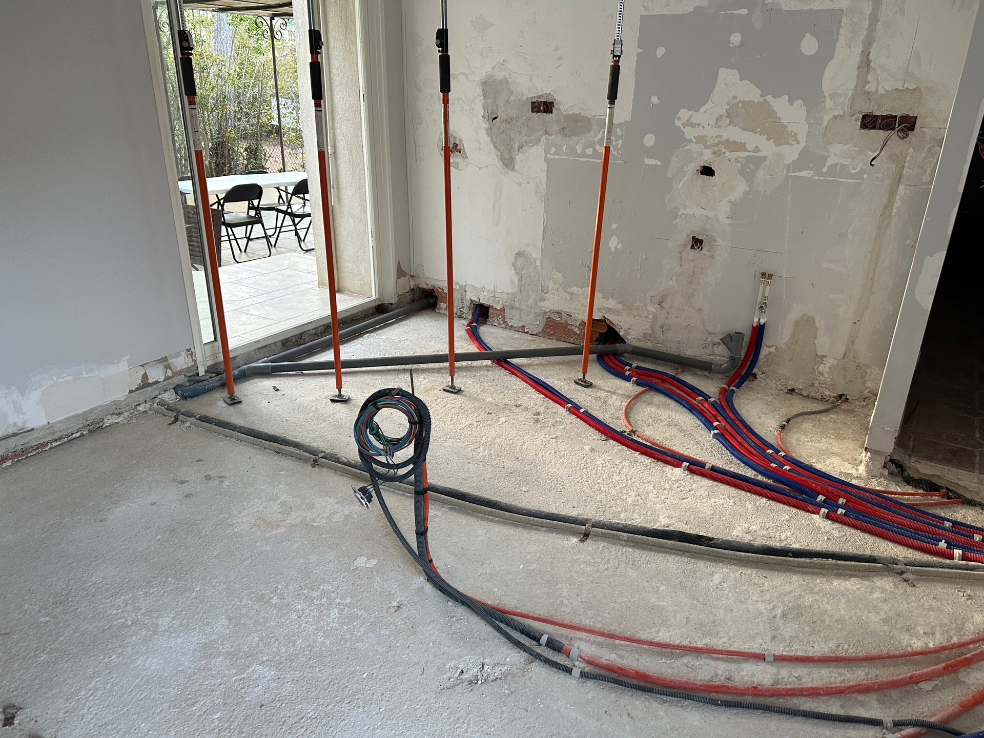 Un tas de fils traînent sur le sol dans une pièce.