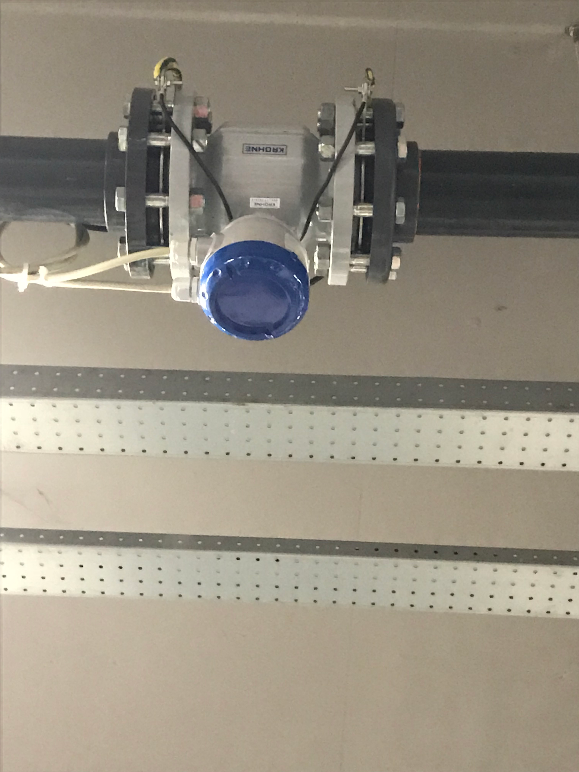 Un appareil bleu et blanc est suspendu au plafond