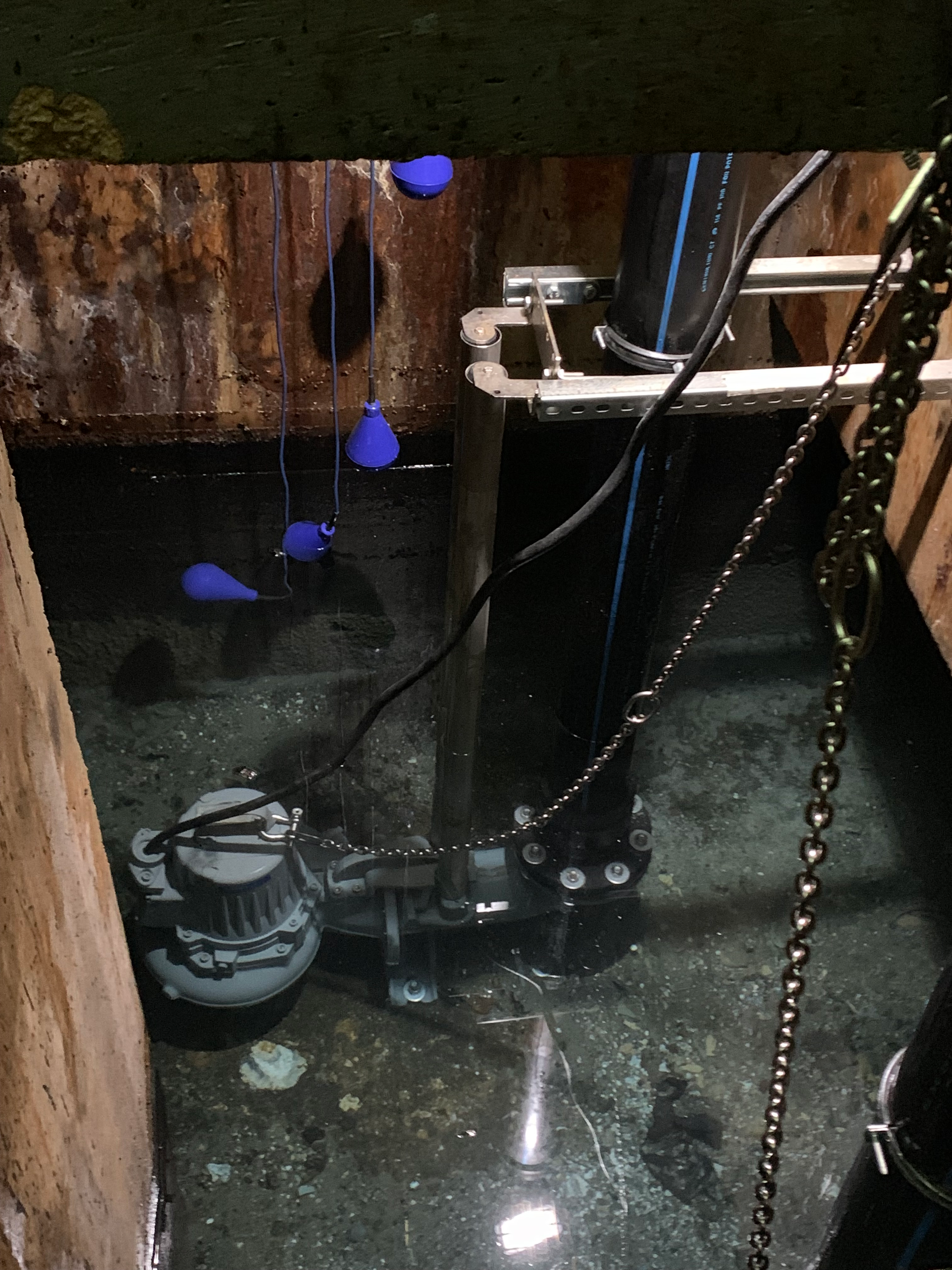 Une chaîne est suspendue au côté d'un réservoir d'eau