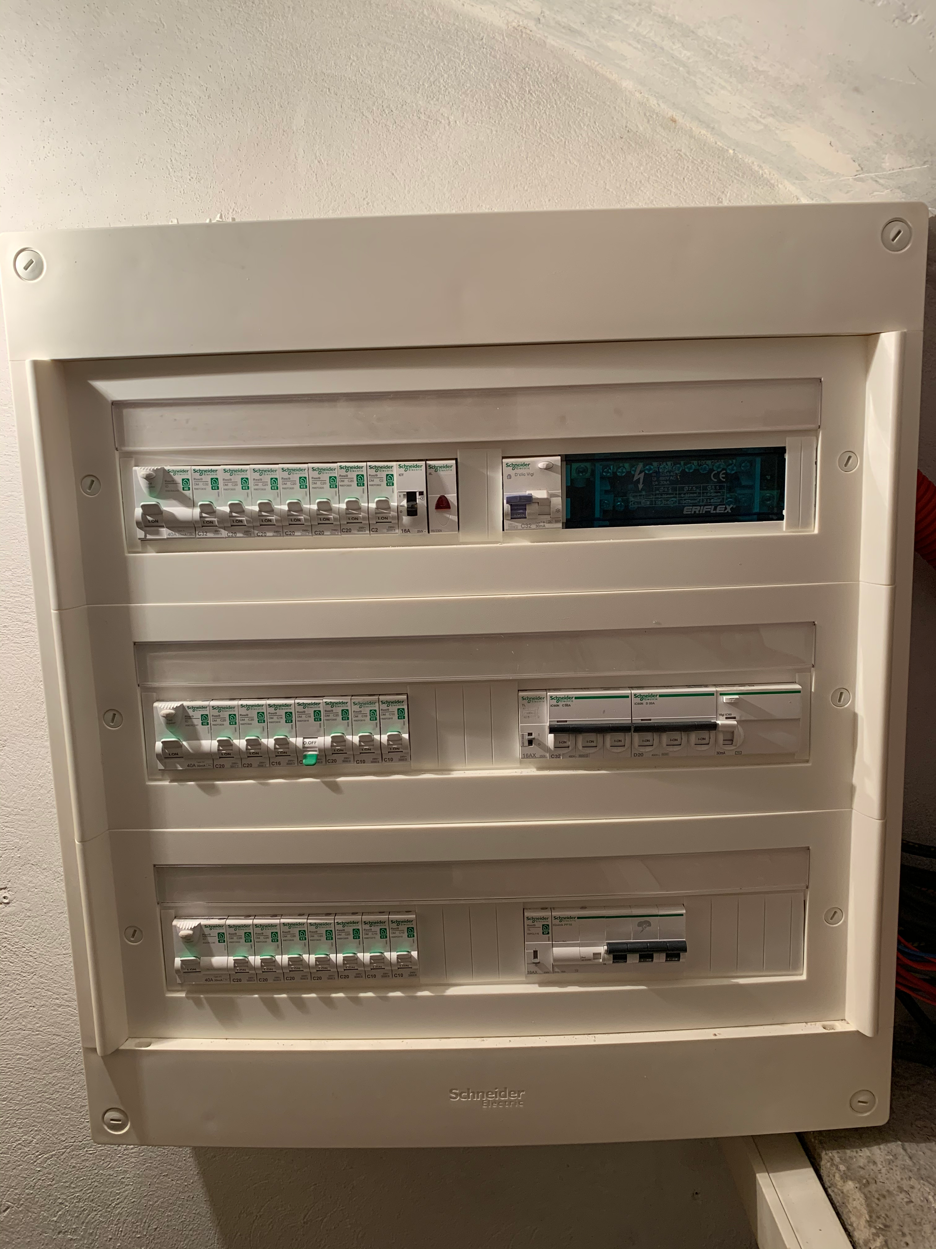 Un boîtier électrique blanc contenant de nombreux équipements électriques.