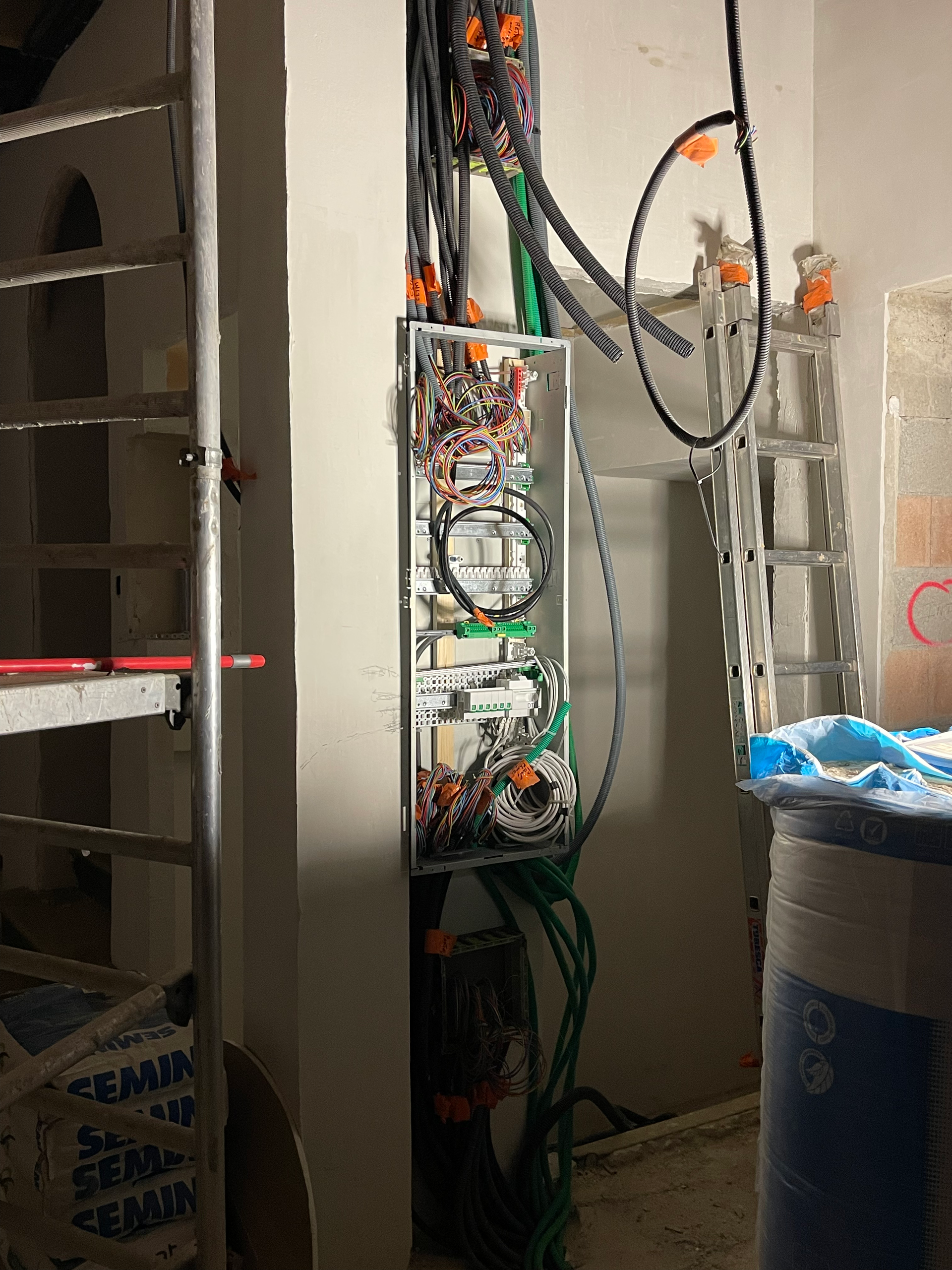 Une pièce avec une boîte sur laquelle est écrit semir