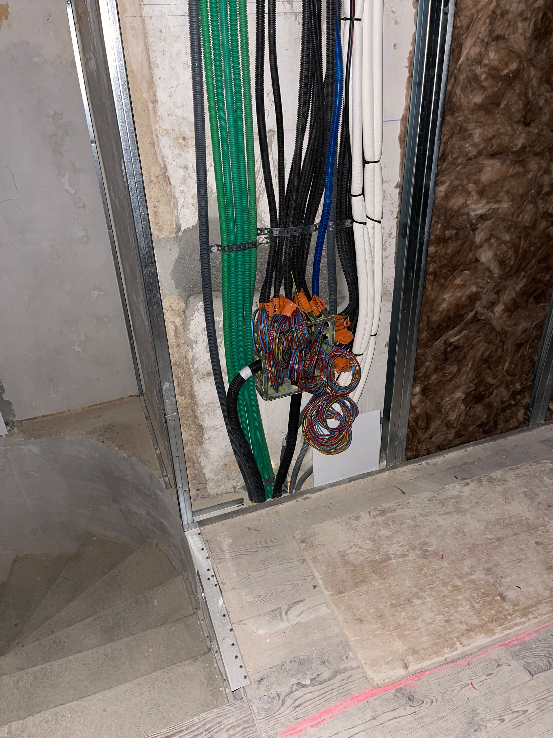 Un tas de fils pendent d'un mur dans une pièce.