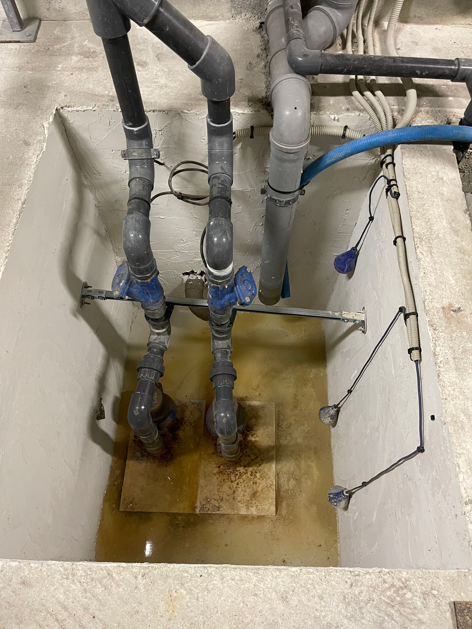 Un tas de tuyaux sont reliés les uns aux autres dans une pièce.