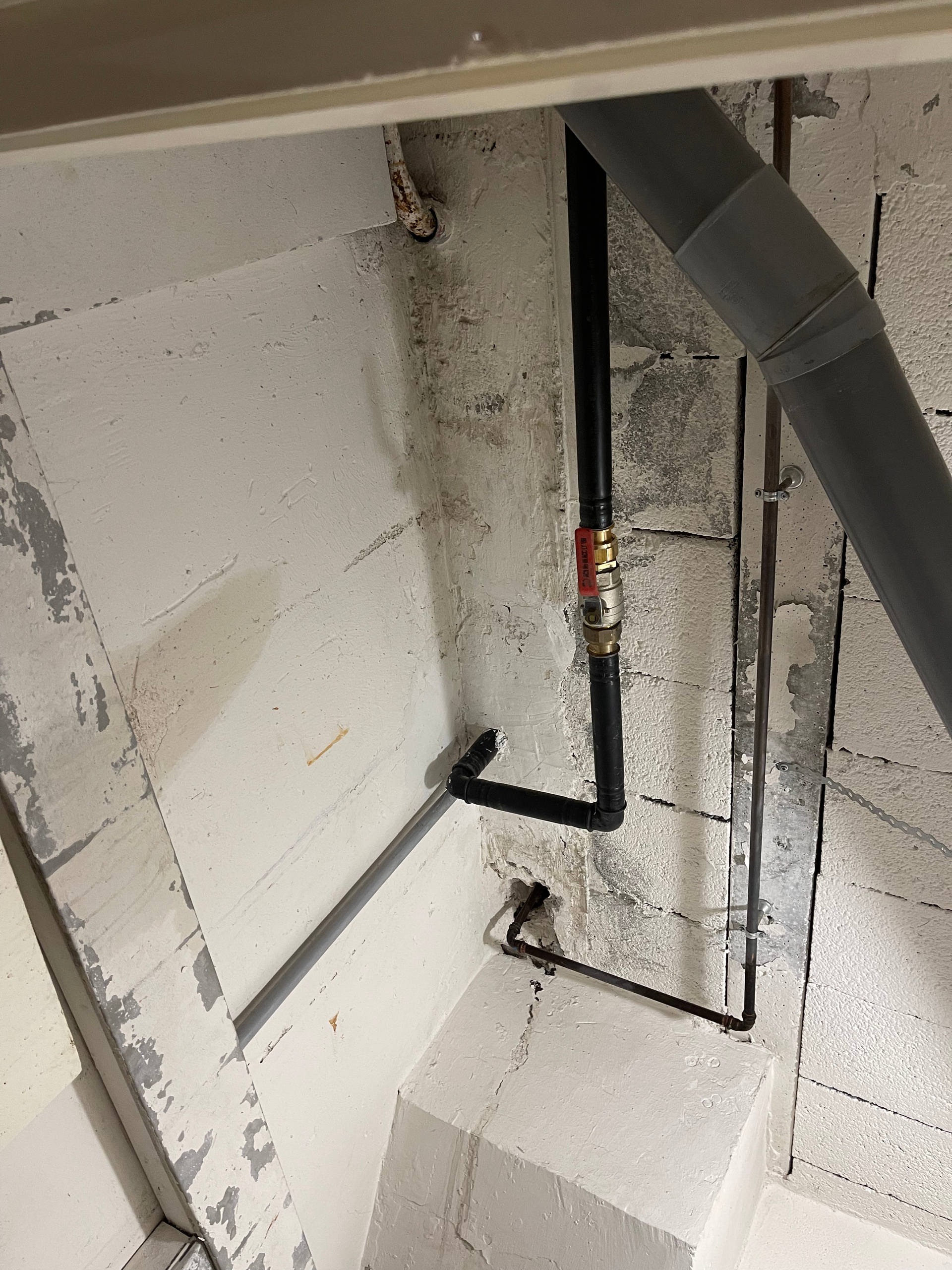 Un tuyau est suspendu au plafond d'une pièce.