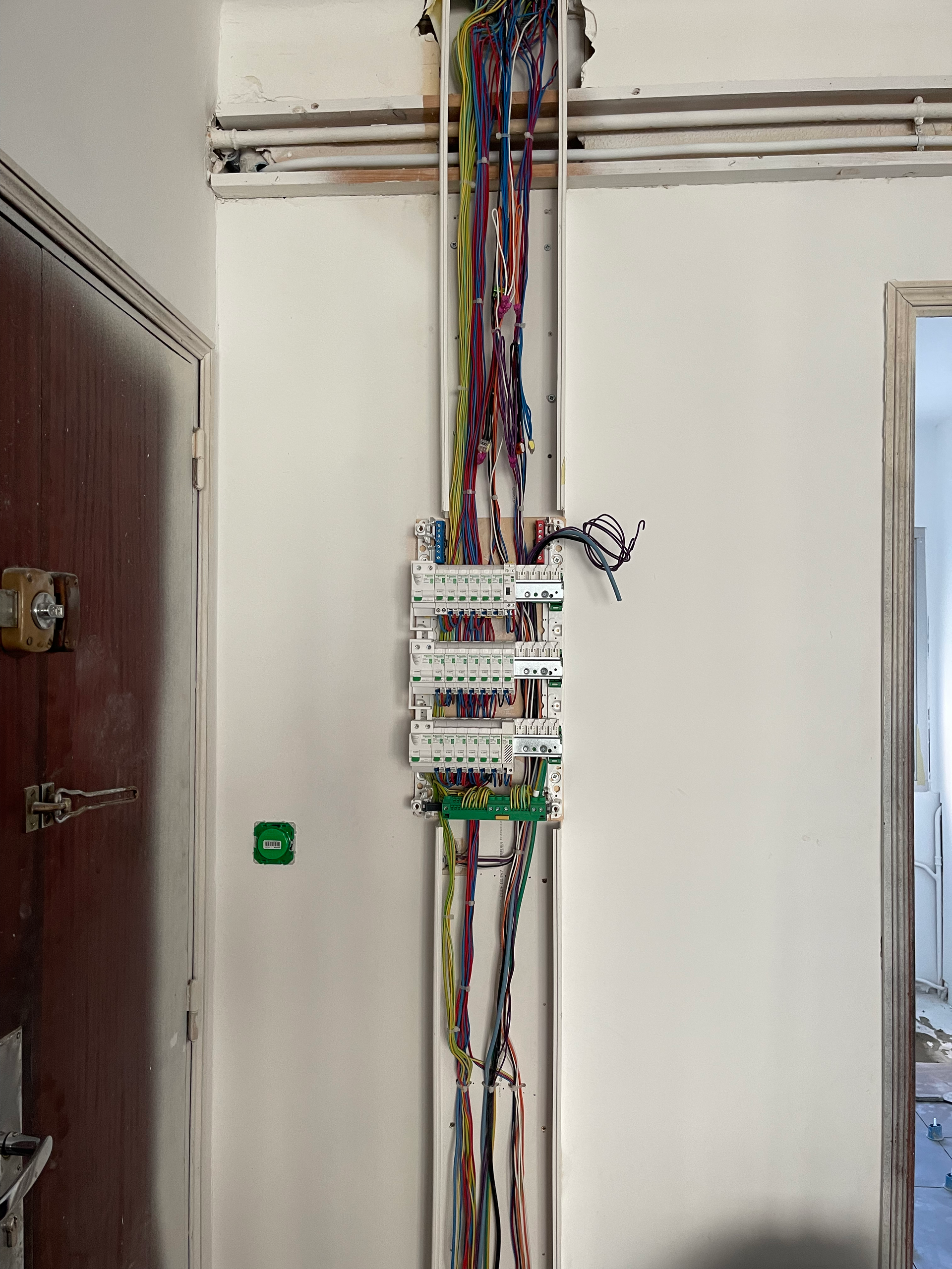 Un mur avec un tas de fils qui y pendent.