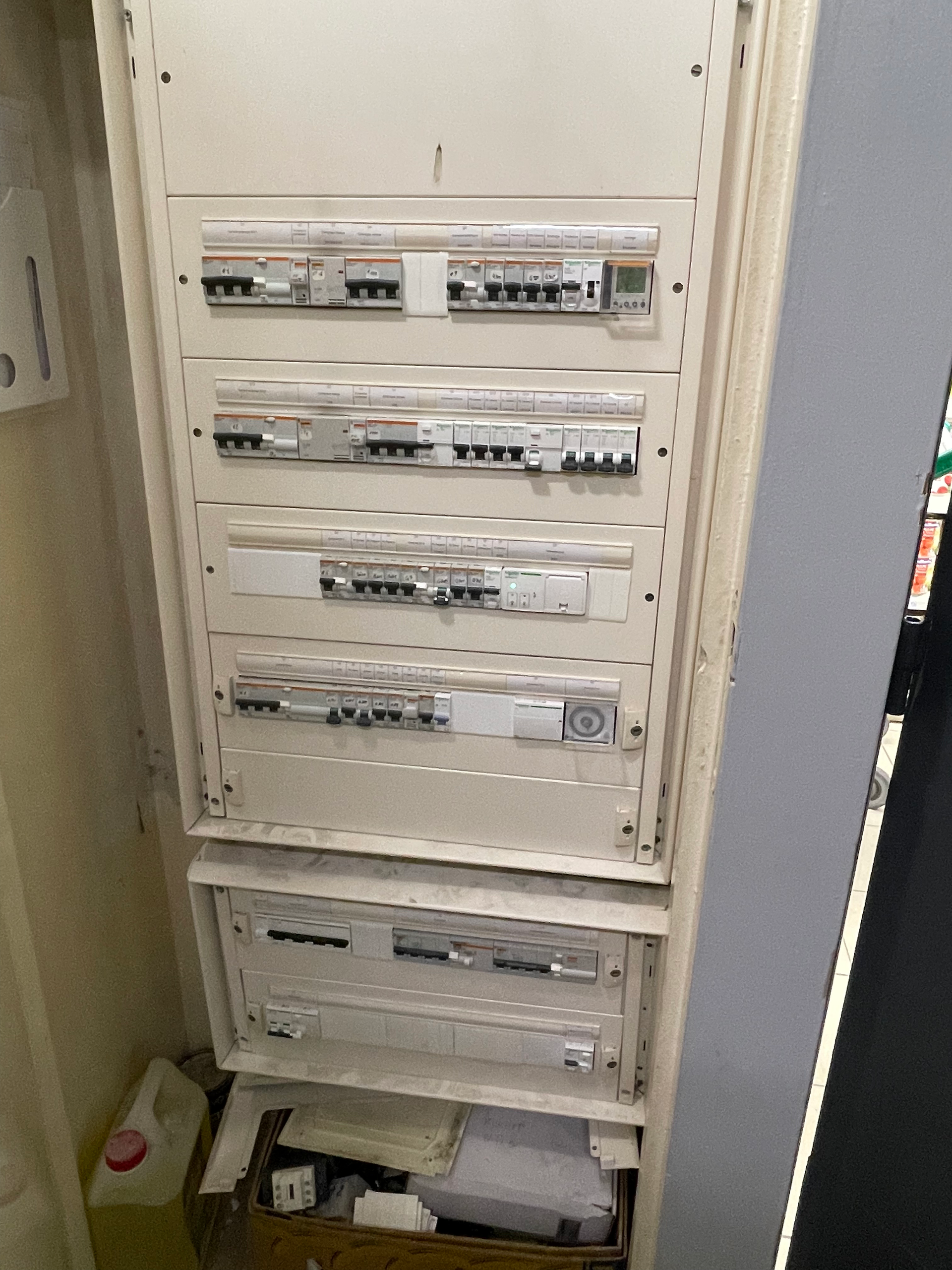 Une armoire blanche avec beaucoup d'équipements électriques à l'intérieur.