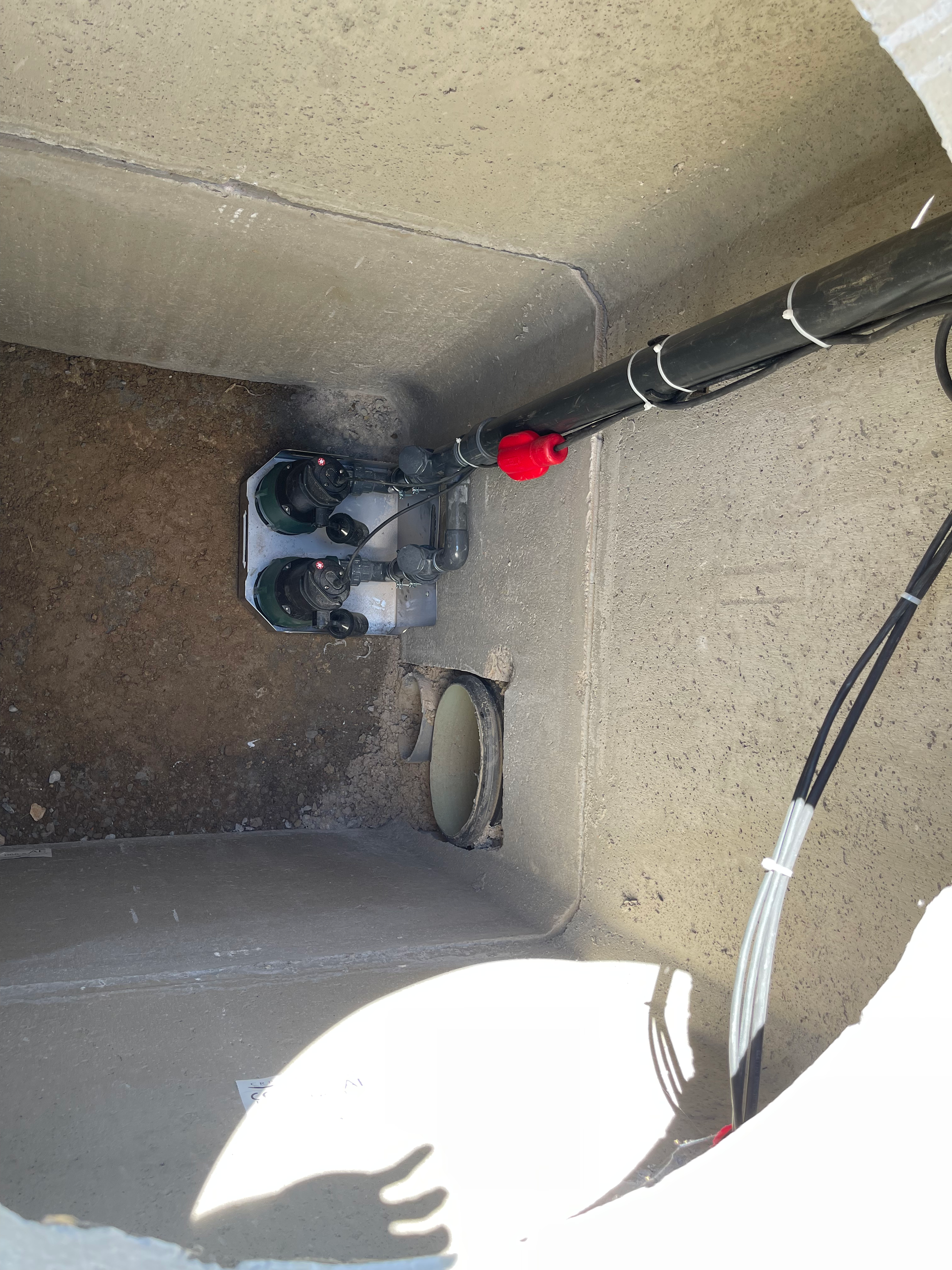 Un tas de fils sont connectés à un mur