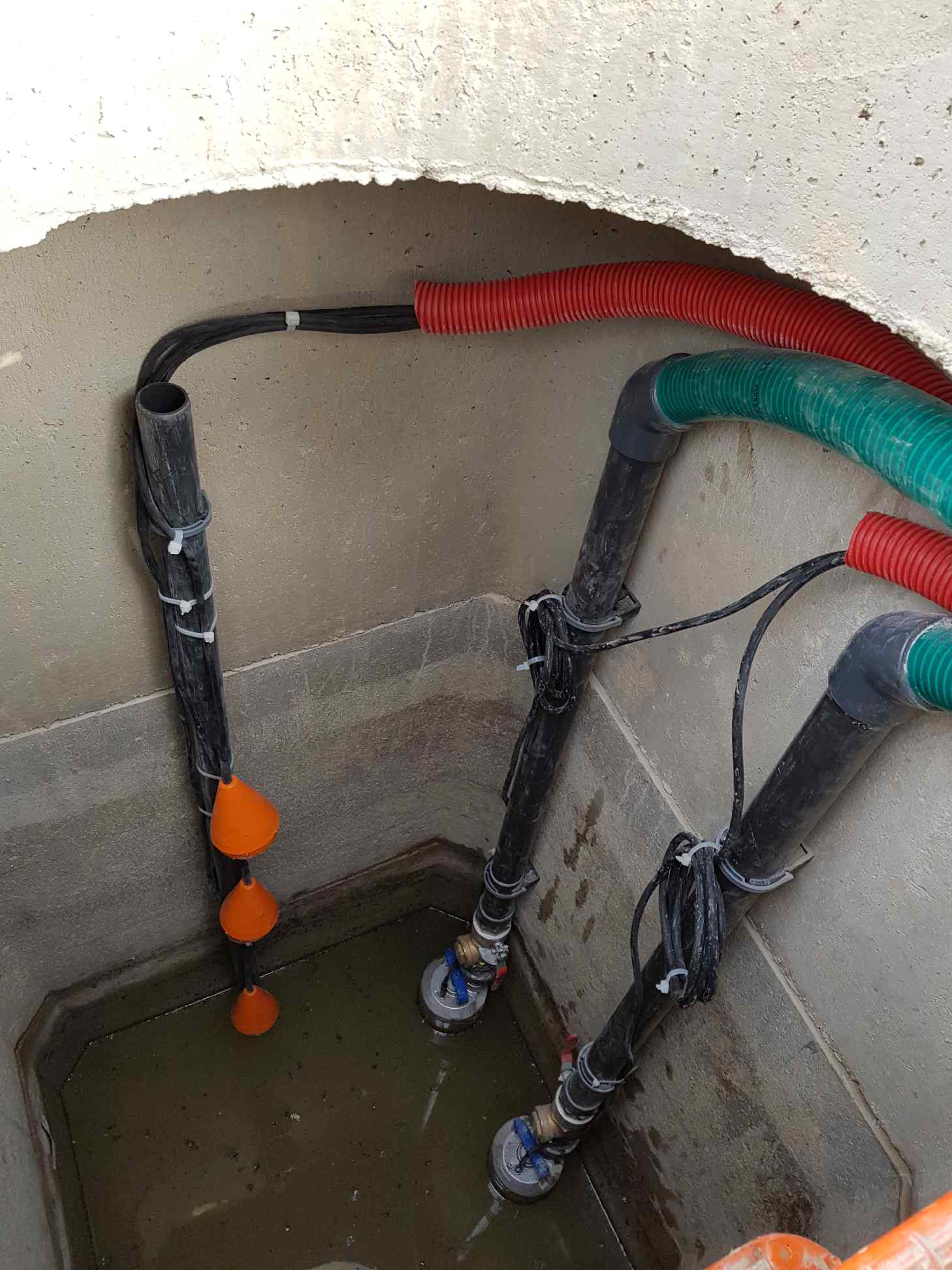 Un tas de tuyaux sont reliés à un trou dans le sol.