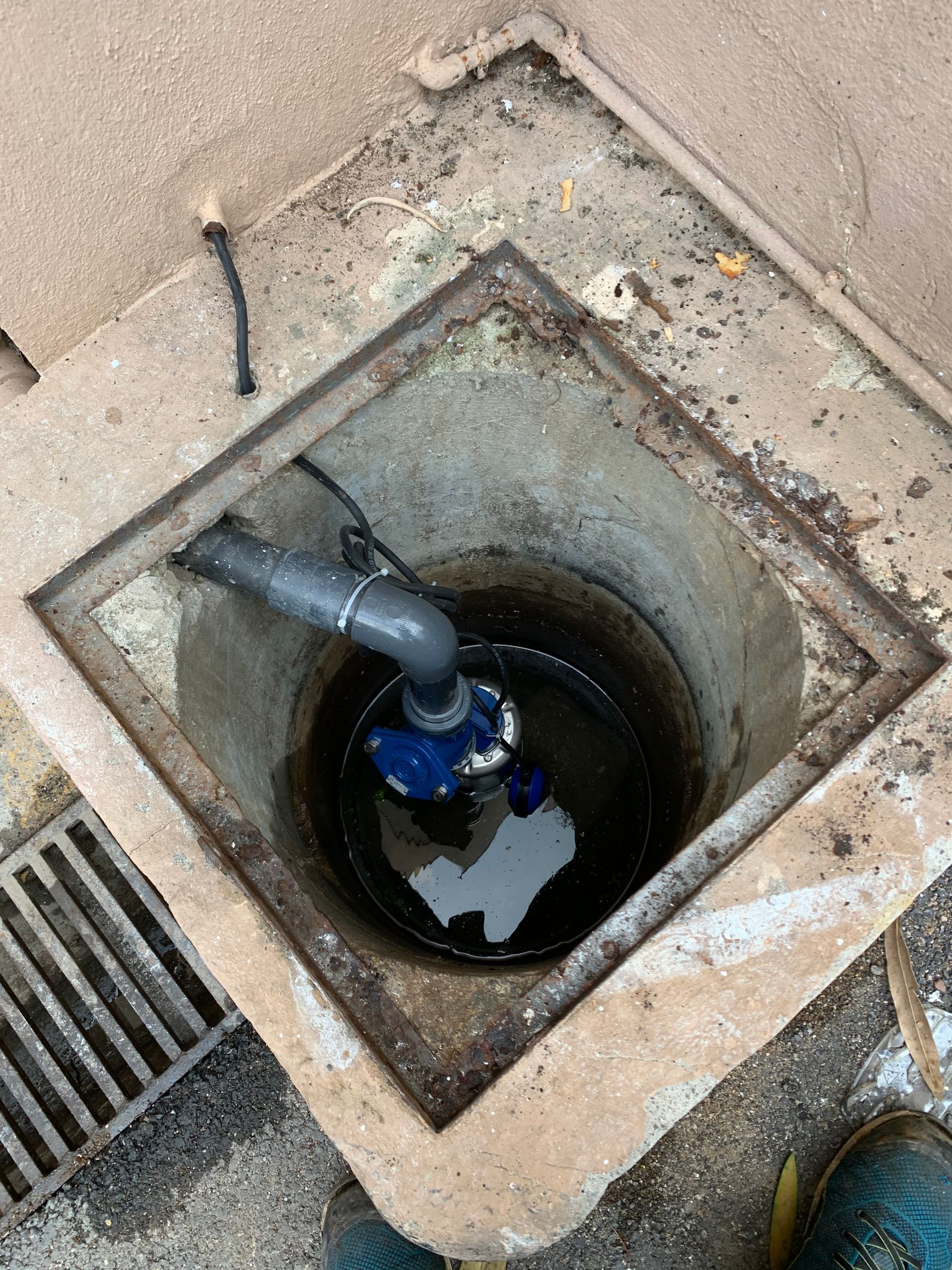 Un couvercle de trou d'homme avec un tuyau qui en sort