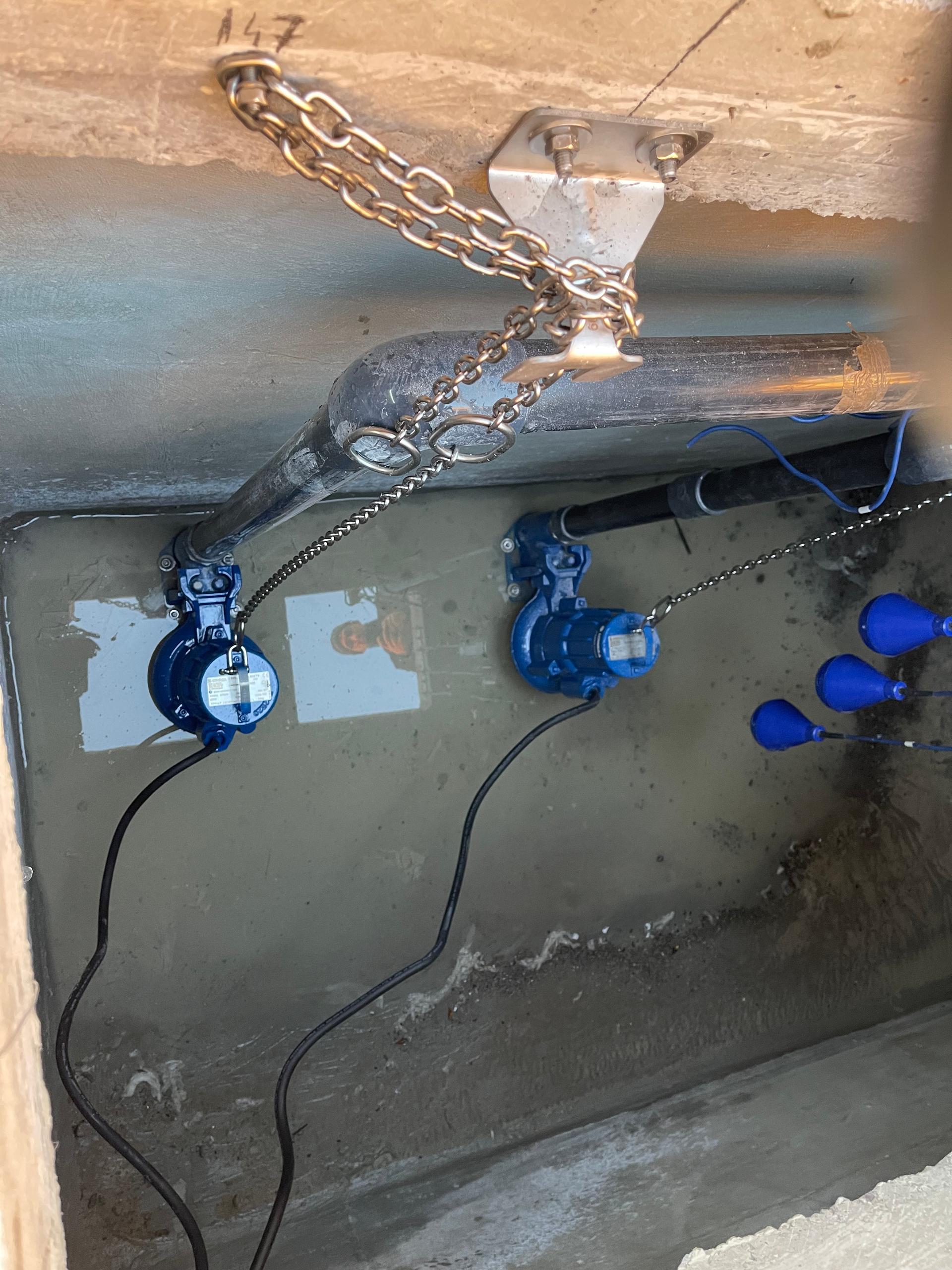 Un gros plan d'un tuyau avec une chaîne attachée dessus.