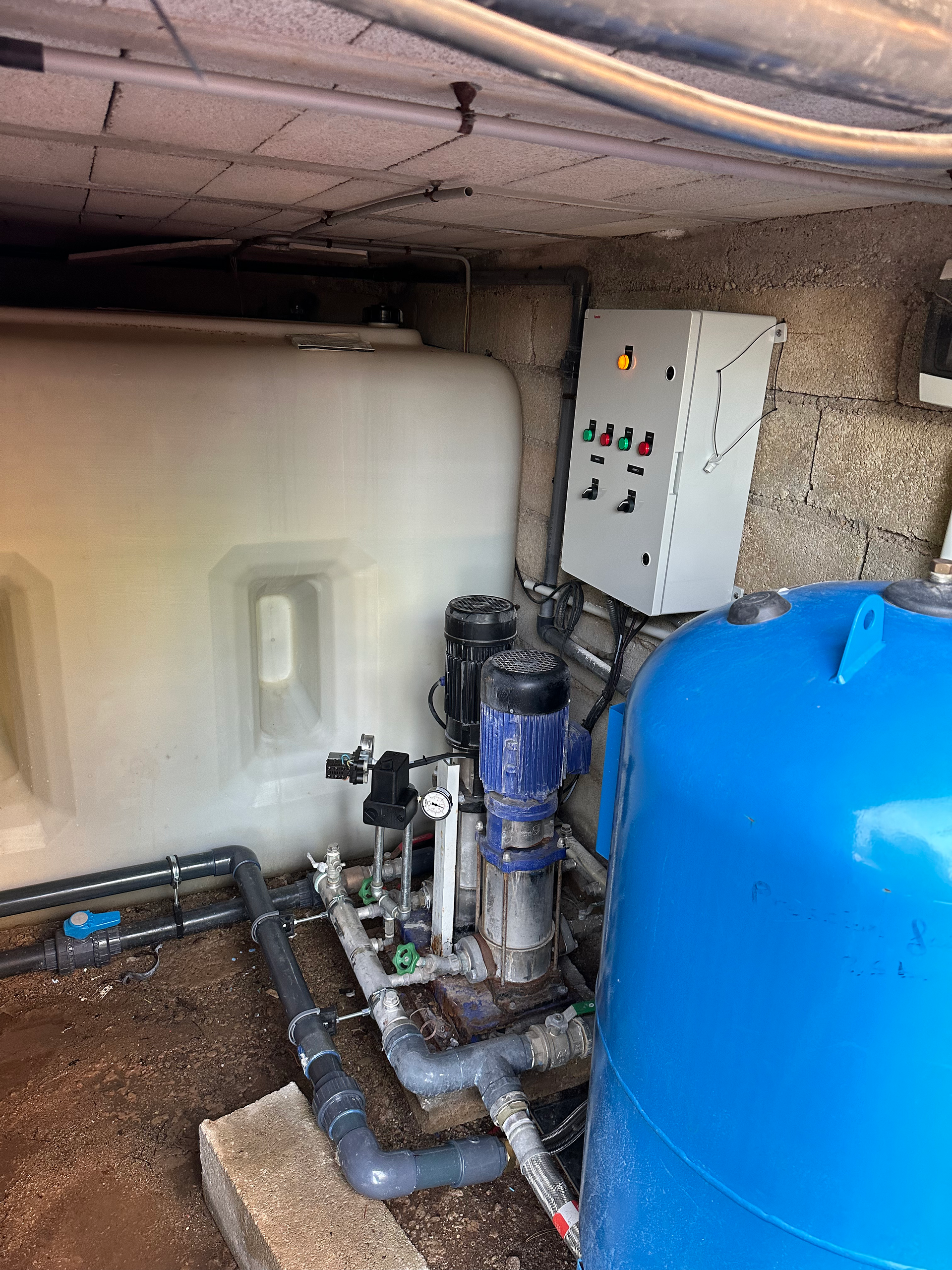 Un char bleu est assis à côté d'un char blanc dans une pièce.