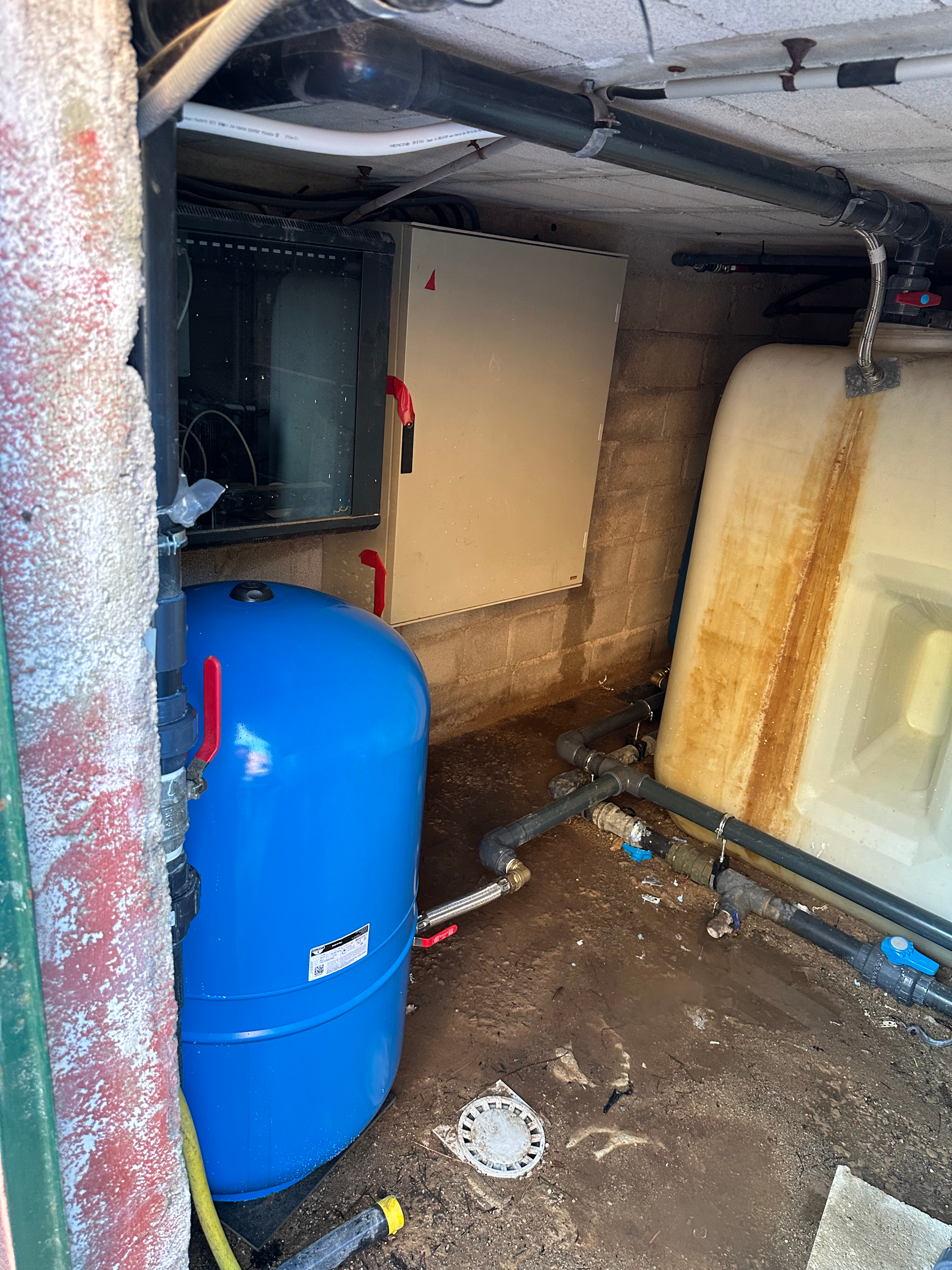 Un char bleu est assis à côté d'un char blanc dans une pièce.