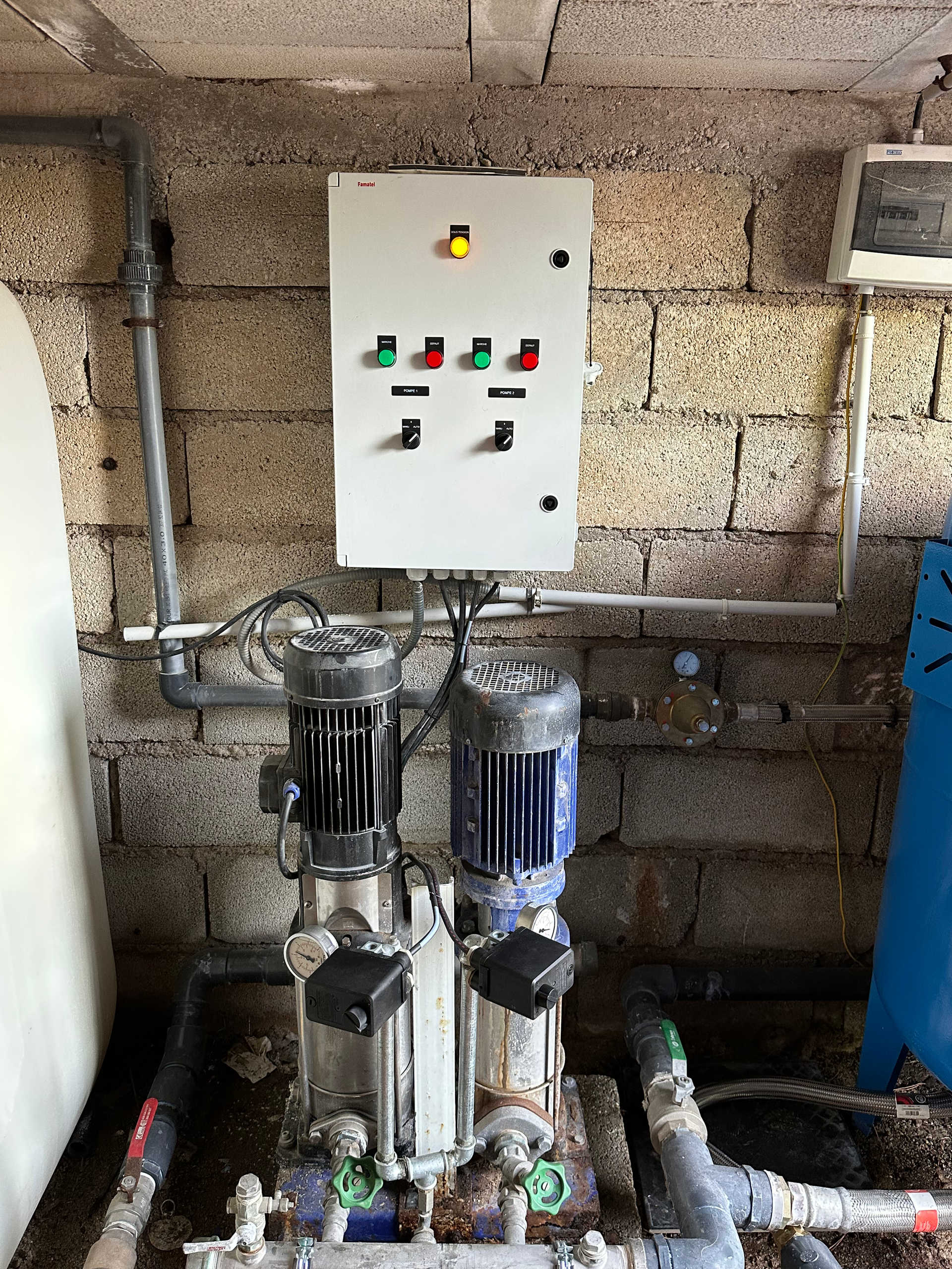 Un mur de briques avec une boîte blanche dessus.