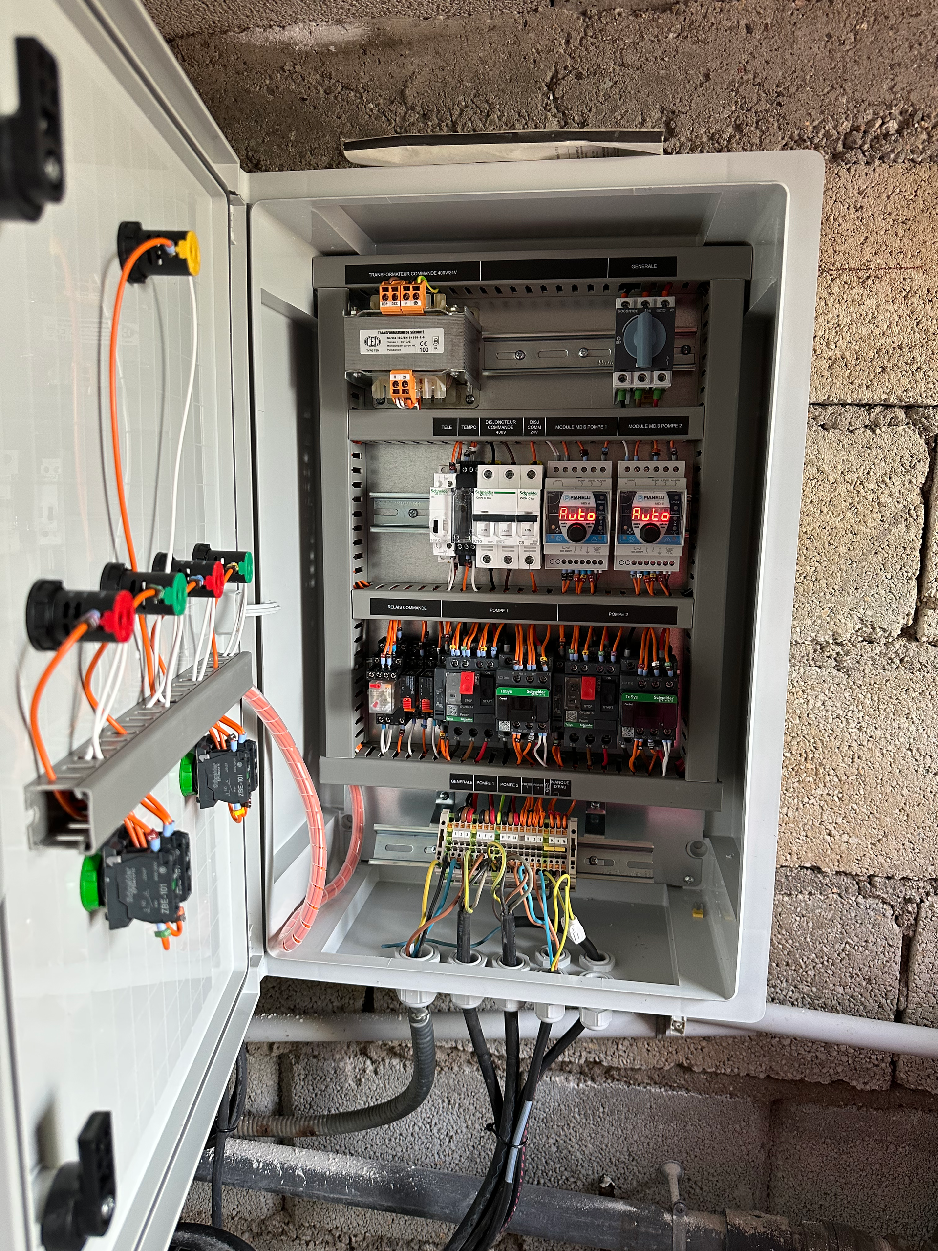 Une boîte électrique avec beaucoup de fils qui en sortent.