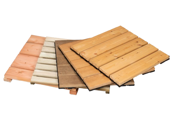 Cinq dalles de terrasse en bois, de nuances variées allant du beige clair au brun rougeâtre.